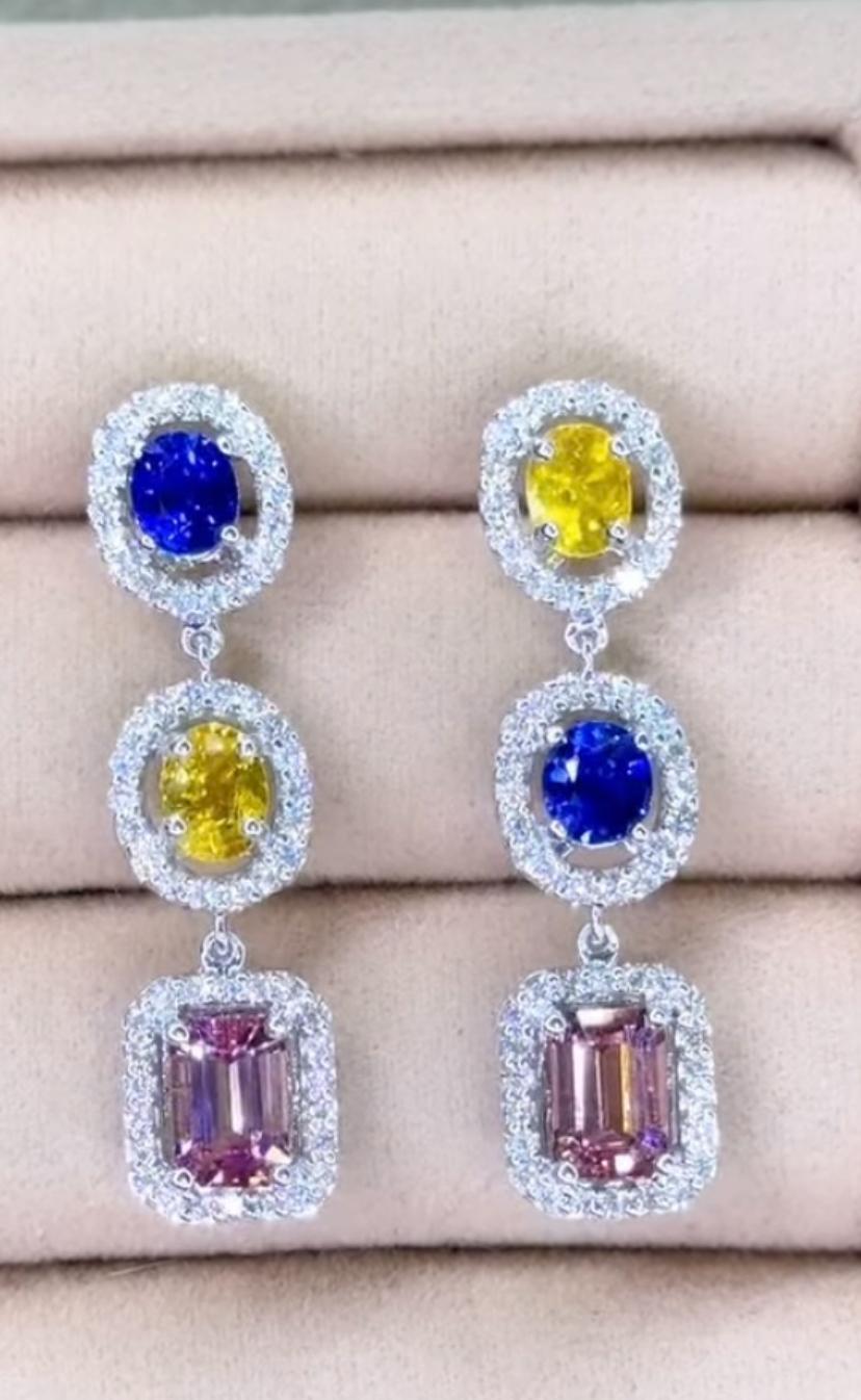 La modalità stagione estiva è pronta.
Un esclusivo orecchino con zaffiri, tormalina e diamanti, dal design essenziale.
Aggiungi un tocco di colore e raffinatezza al tuo look.
Gli splendidi orecchini sono realizzati in oro 18 carati con 2 zaffiri