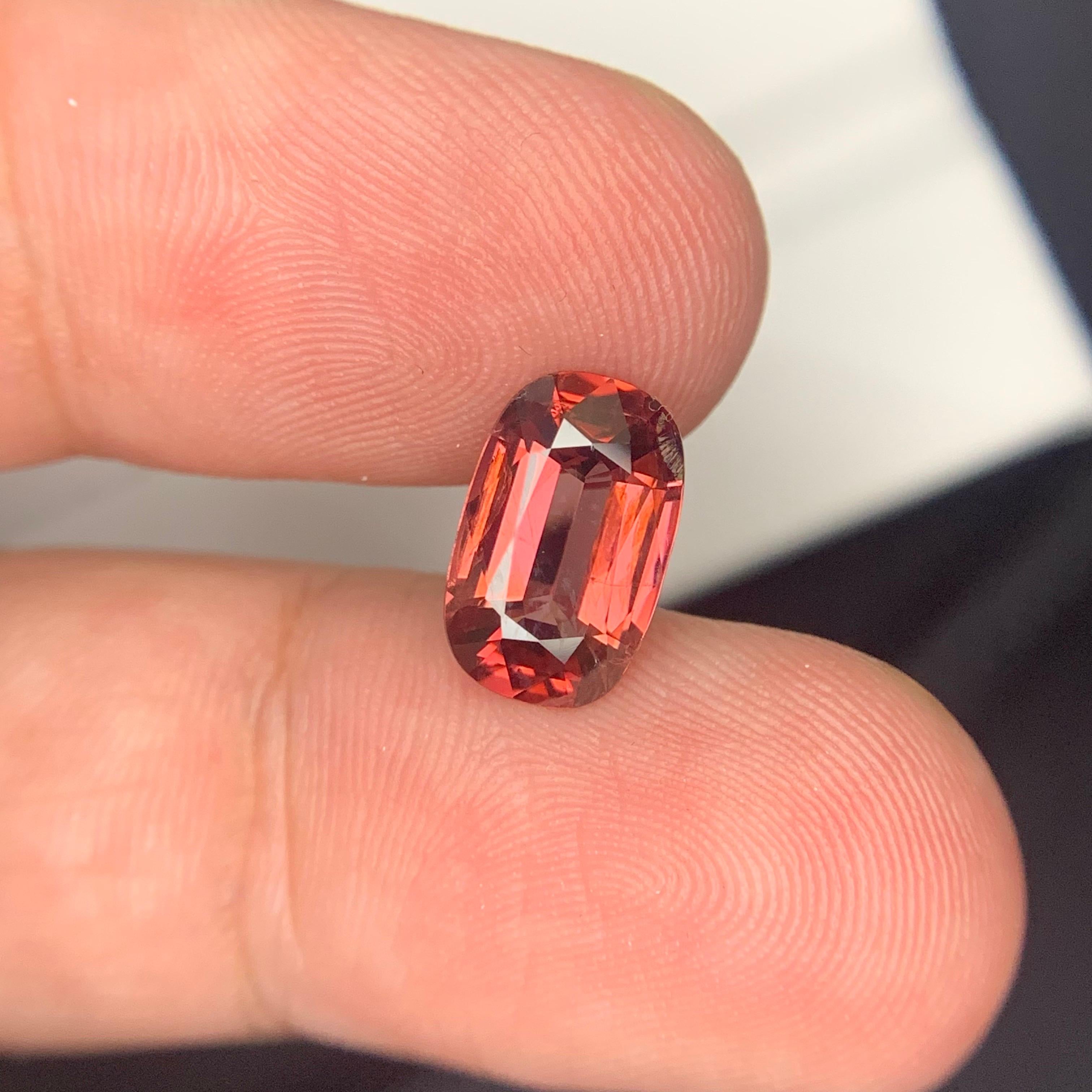 Gemma di spinello naturale sciolta da 3,21 carati certificata AIG proveniente dalla Tanzania, Africa in vendita 7