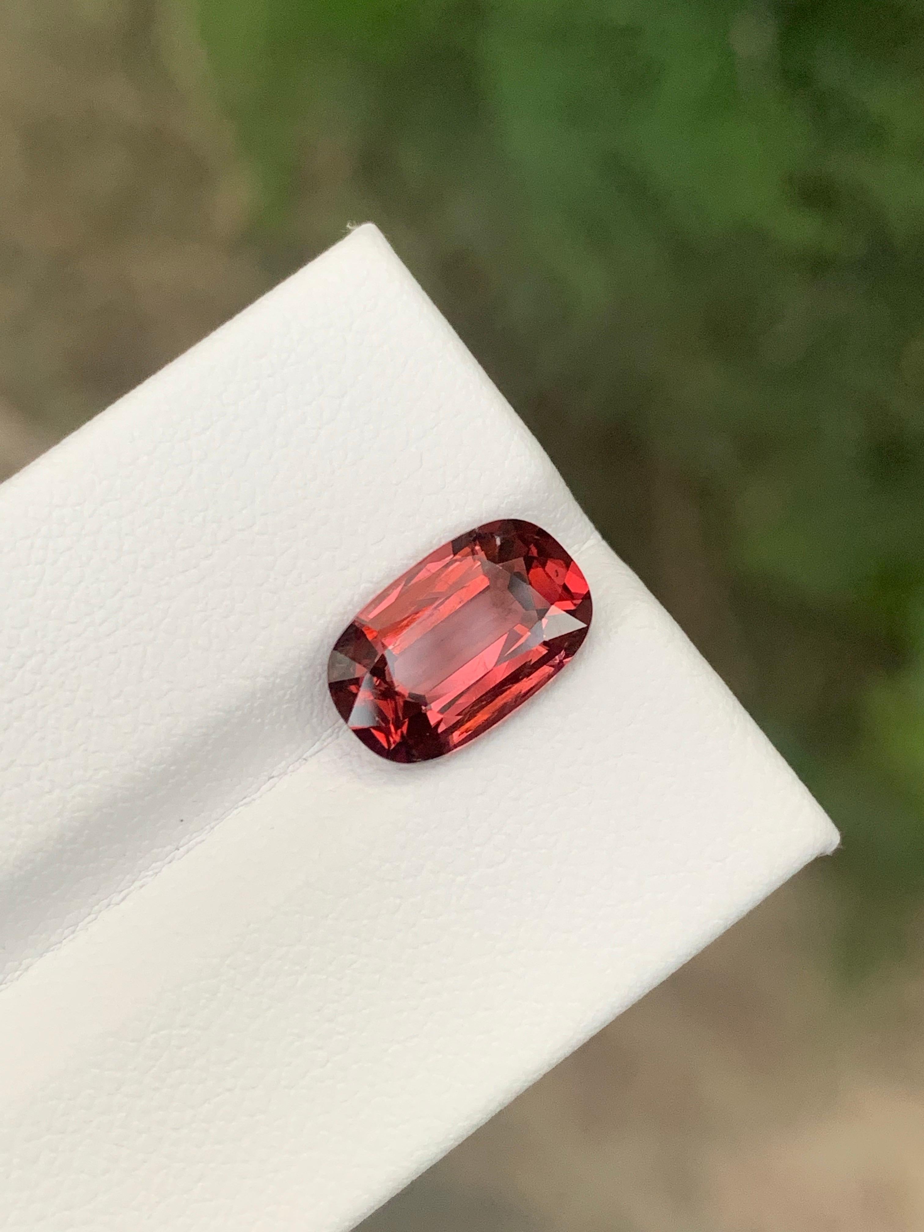 Gemma di spinello naturale sciolta da 3,21 carati certificata AIG proveniente dalla Tanzania, Africa In condizioni Nuovo in vendita a Peshawar, PK