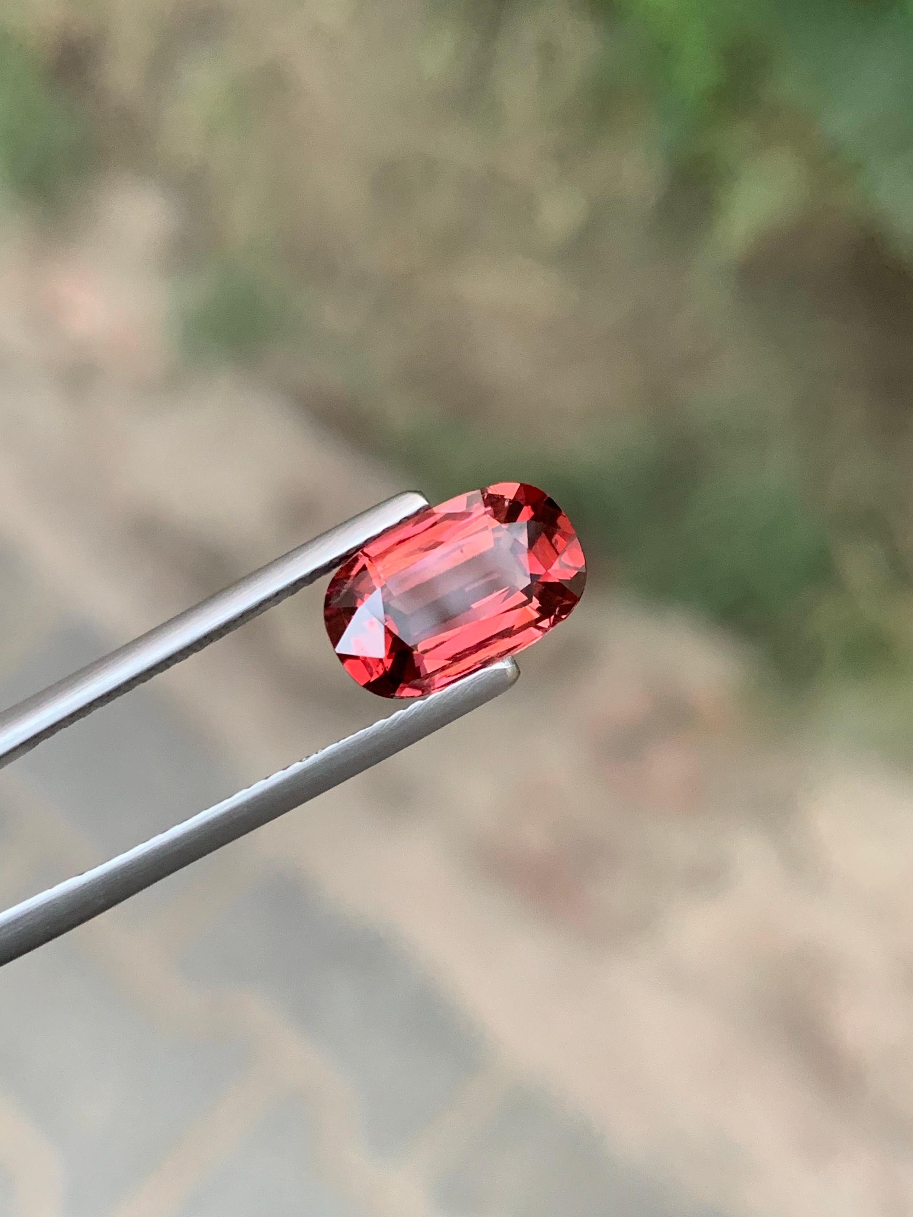 Gemma di spinello naturale sciolta da 3,21 carati certificata AIG proveniente dalla Tanzania, Africa in vendita 1