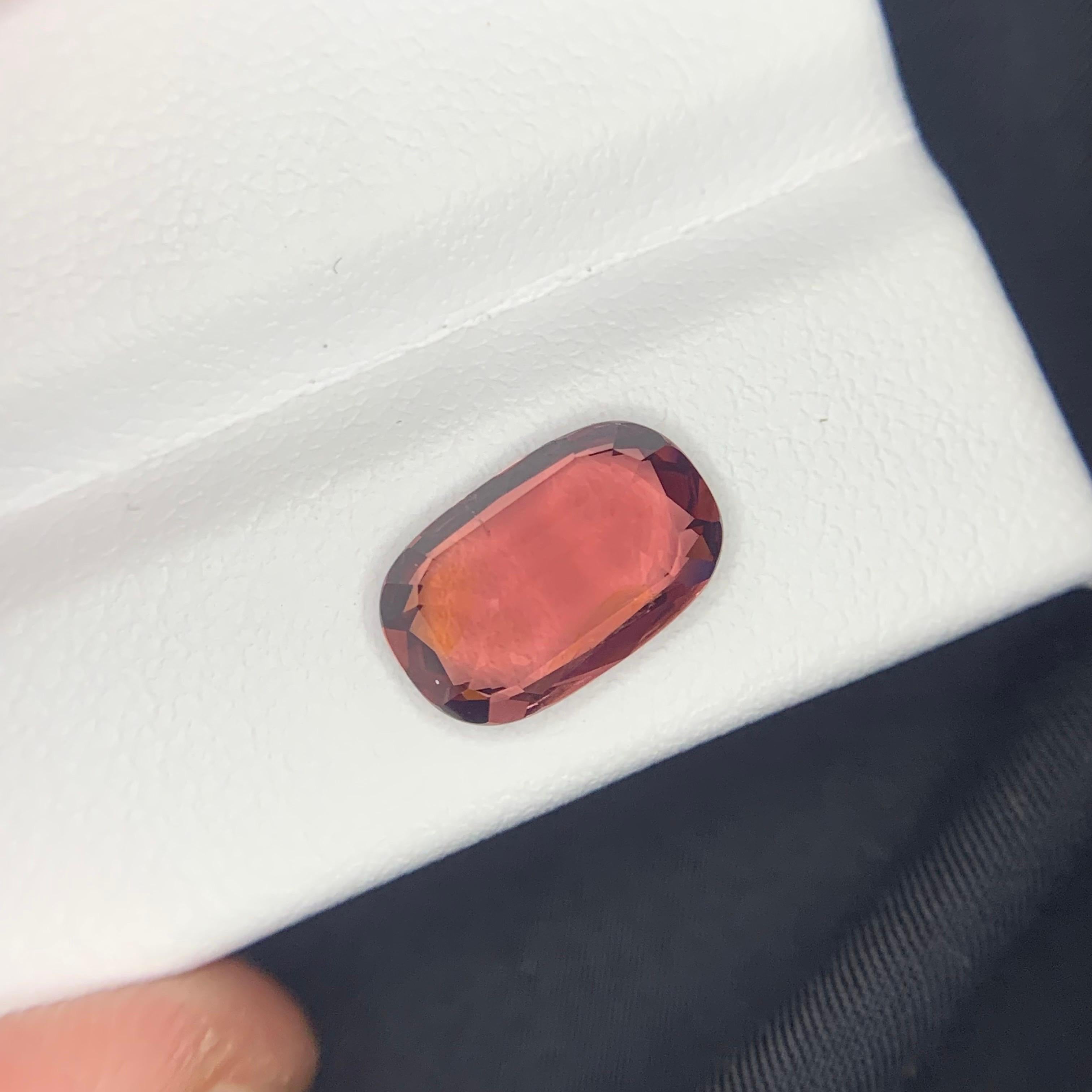 Gemma di spinello naturale sciolta da 3,21 carati certificata AIG proveniente dalla Tanzania, Africa in vendita 2