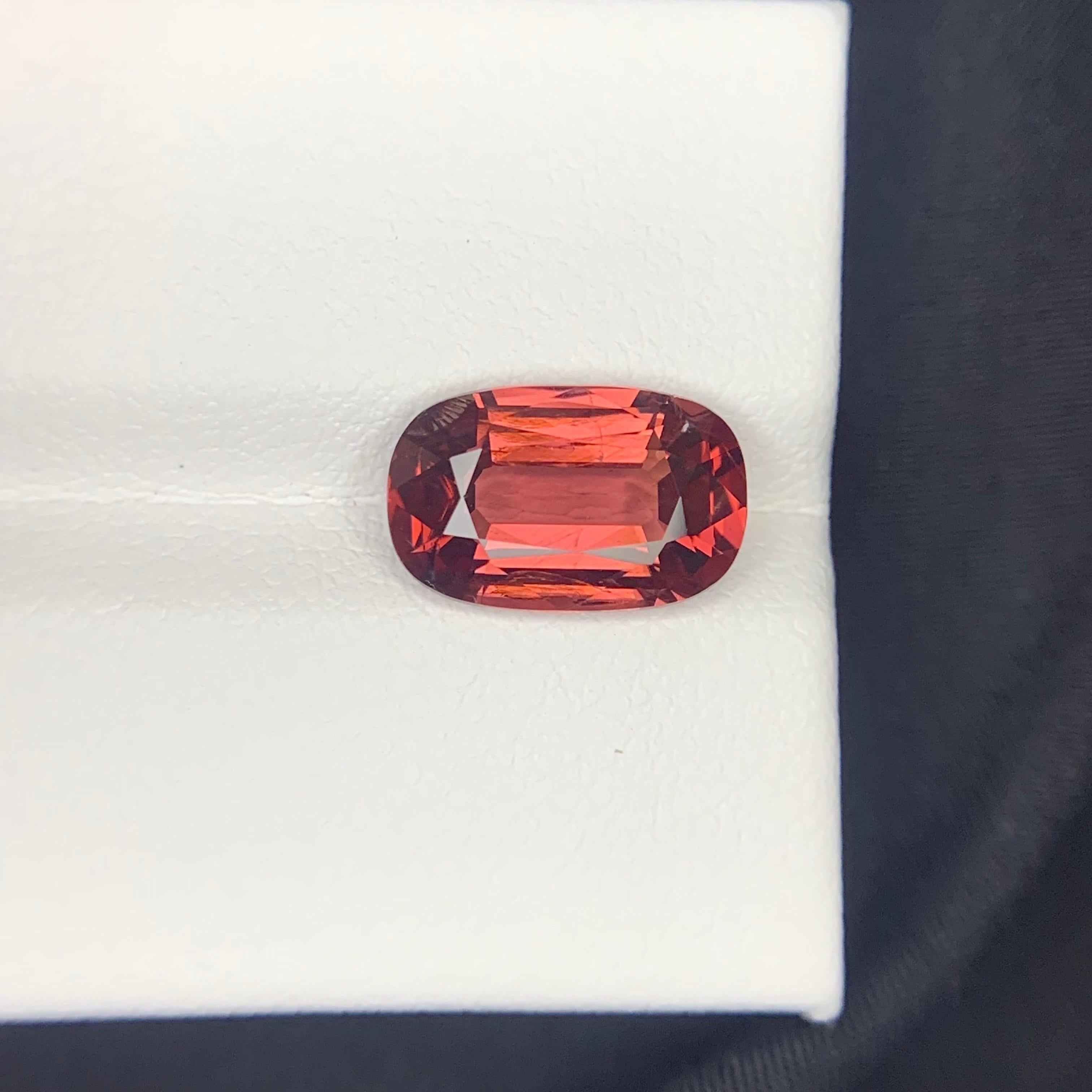 Gemma di spinello naturale sciolta da 3,21 carati certificata AIG proveniente dalla Tanzania, Africa in vendita 3