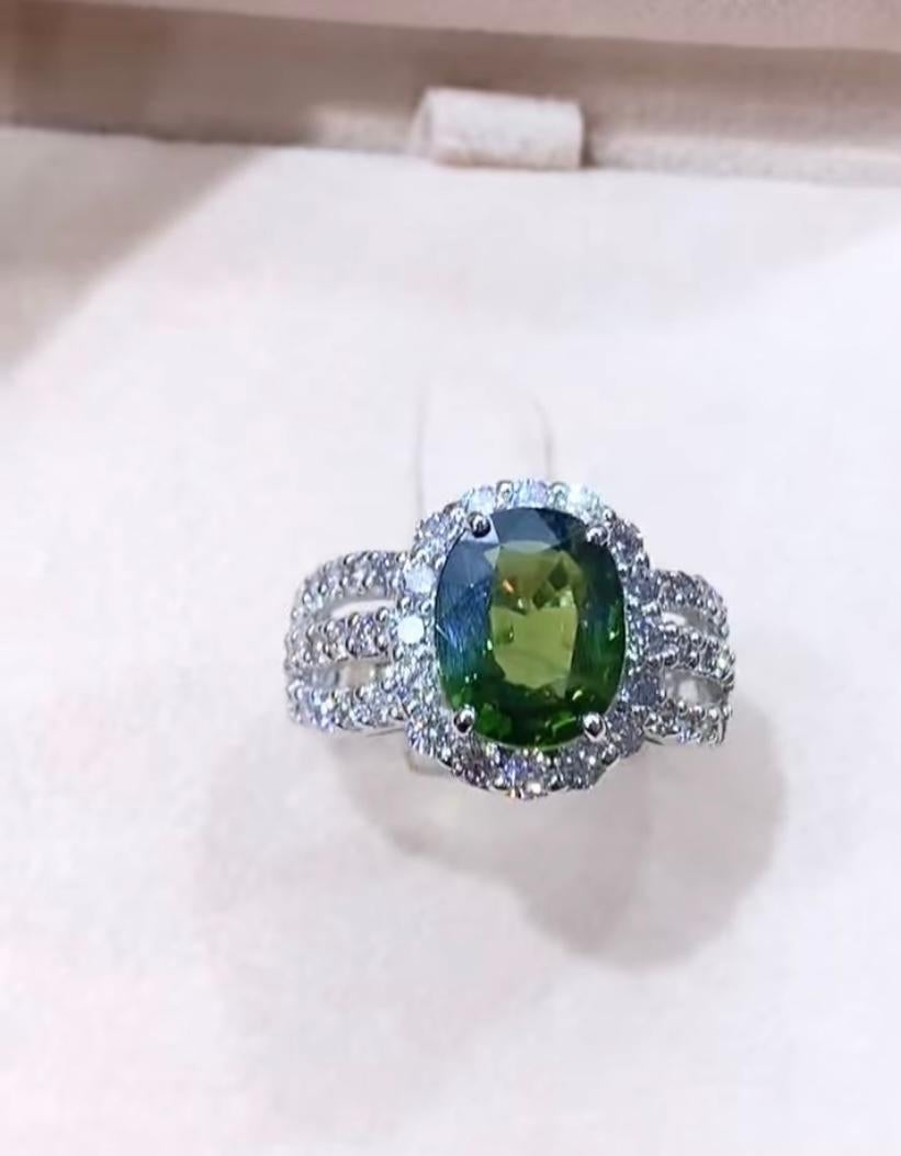 Une bague exquise au design contemporain, si élégante et raffinée, un style très moderne.
Ornez vos mains et ajoutez une touche de charme et de couleur sur votre tenue .
Magnifique bague en or 18k avec un saphir vert naturel de 3,25 carats, en coupe