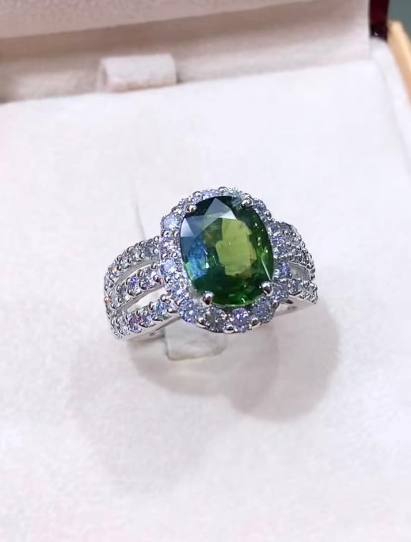 Taille ovale Bague en or 18 carats avec saphir vert certifié AIG de 3,25 carats et diamants de 1,45 carat en vente