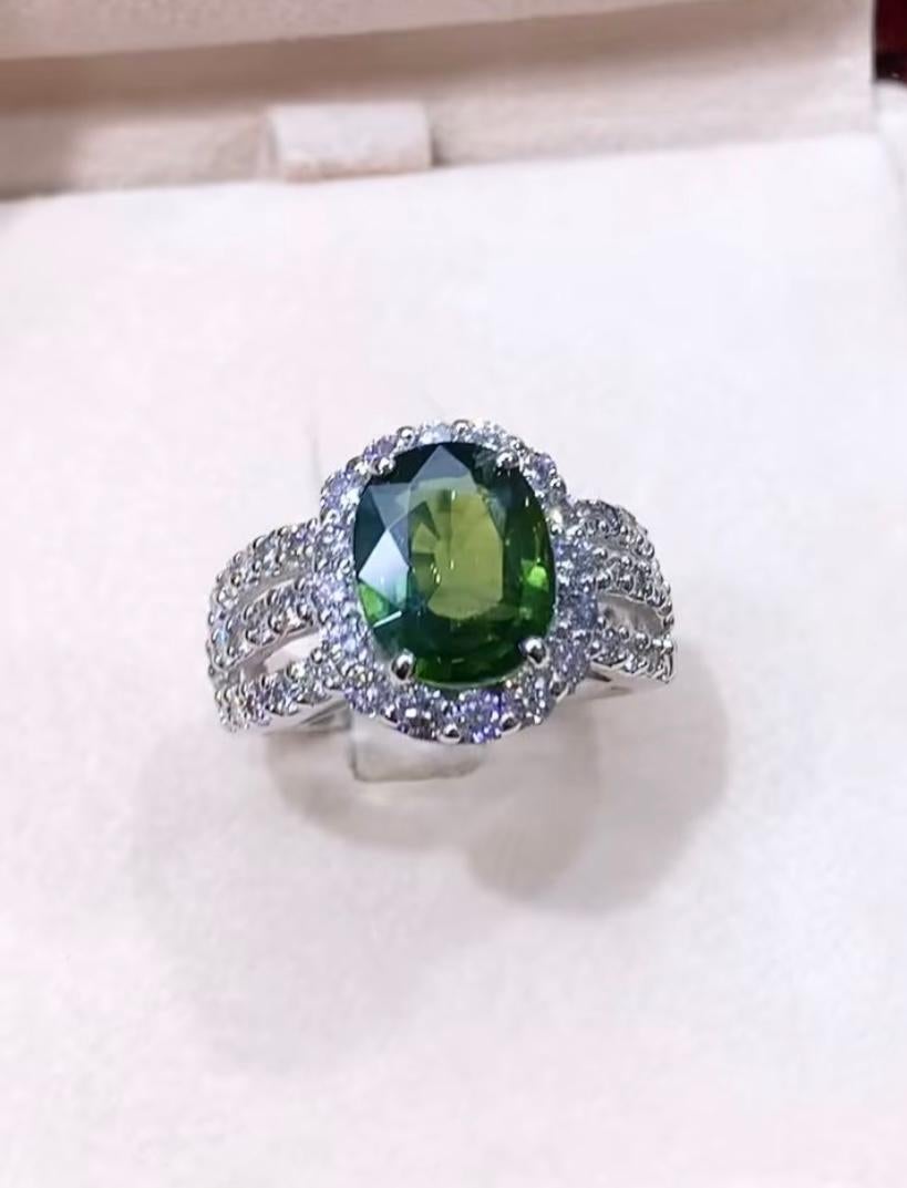Bague en or 18 carats avec saphir vert certifié AIG de 3,25 carats et diamants de 1,45 carat Neuf - En vente à Massafra, IT