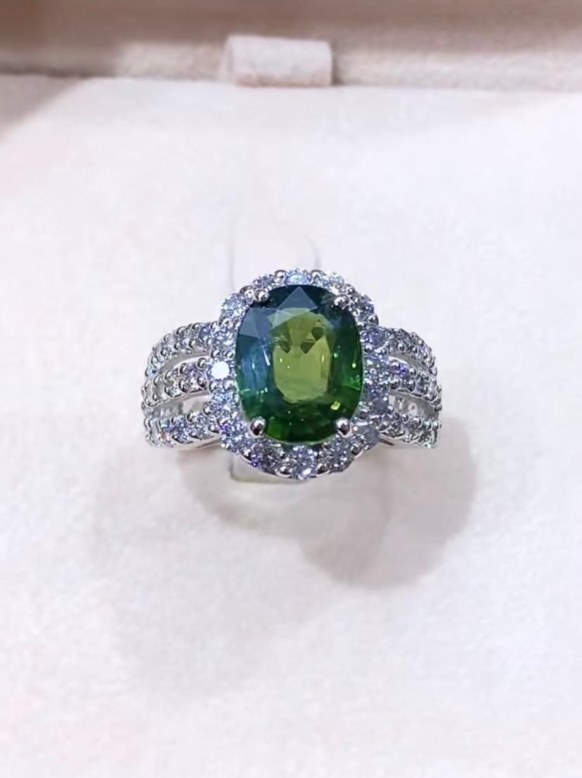 Bague en or 18 carats avec saphir vert certifié AIG de 3,25 carats et diamants de 1,45 carat en vente 1