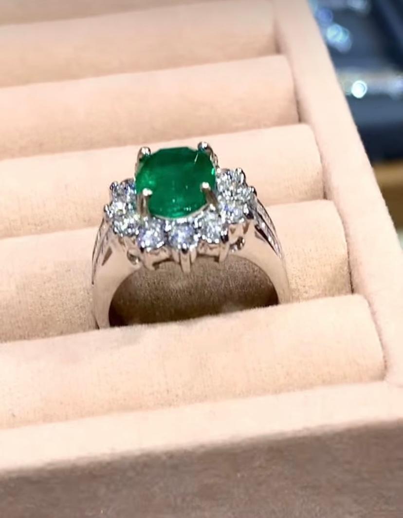 AIG-zertifizierter 3.25 Karat sambischer Smaragd  1,60 Karat Diamanten 18K Gold Ring (Ovalschliff) im Angebot