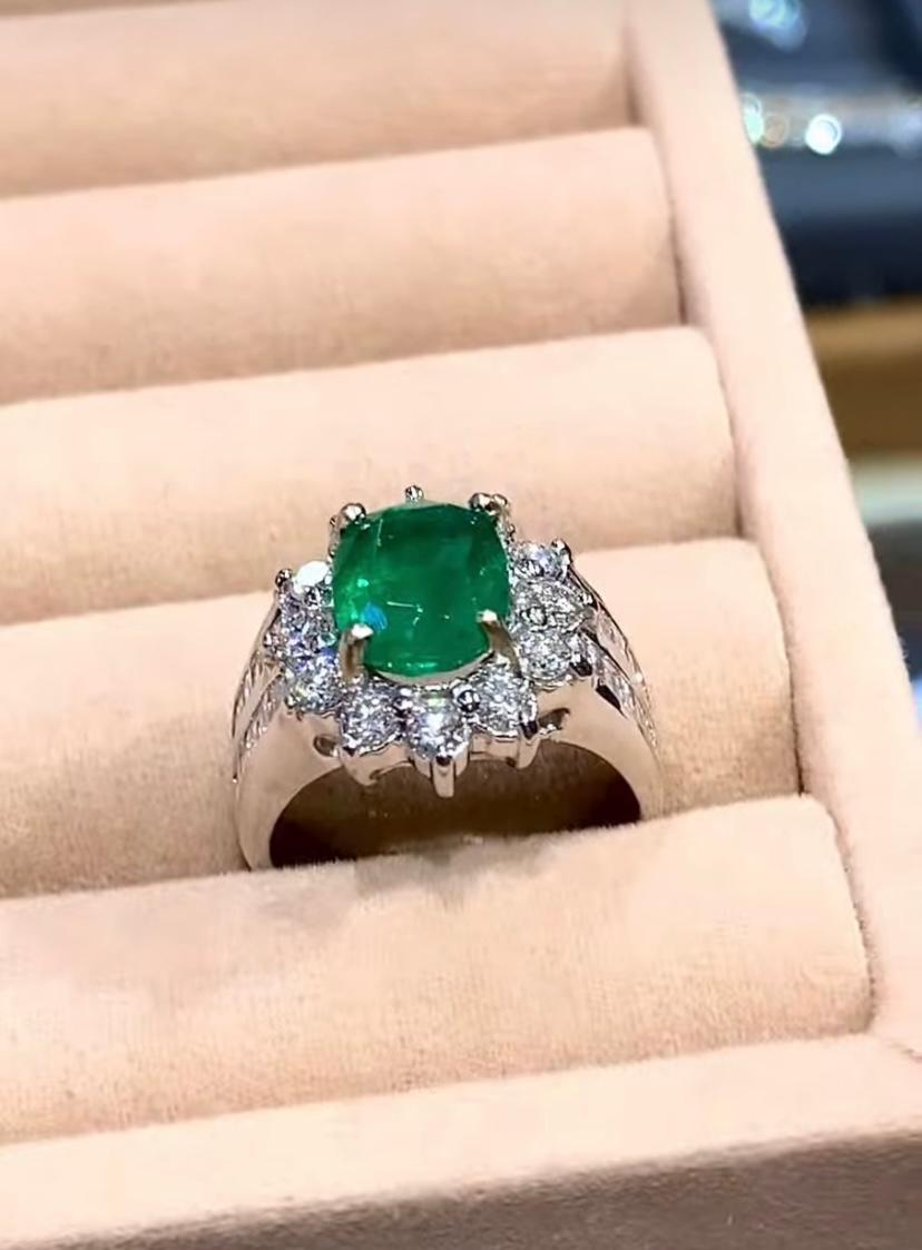 AIG-zertifizierter 3.25 Karat sambischer Smaragd  1,60 Karat Diamanten 18K Gold Ring Damen im Angebot