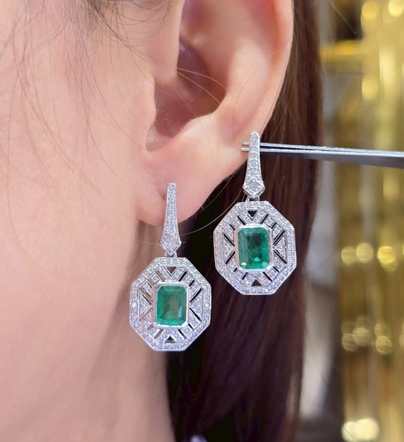 Boucles d'oreilles en or 18k certifiées AIG 3.30 Carats Zambian Emeralds Diamonds en vente 5