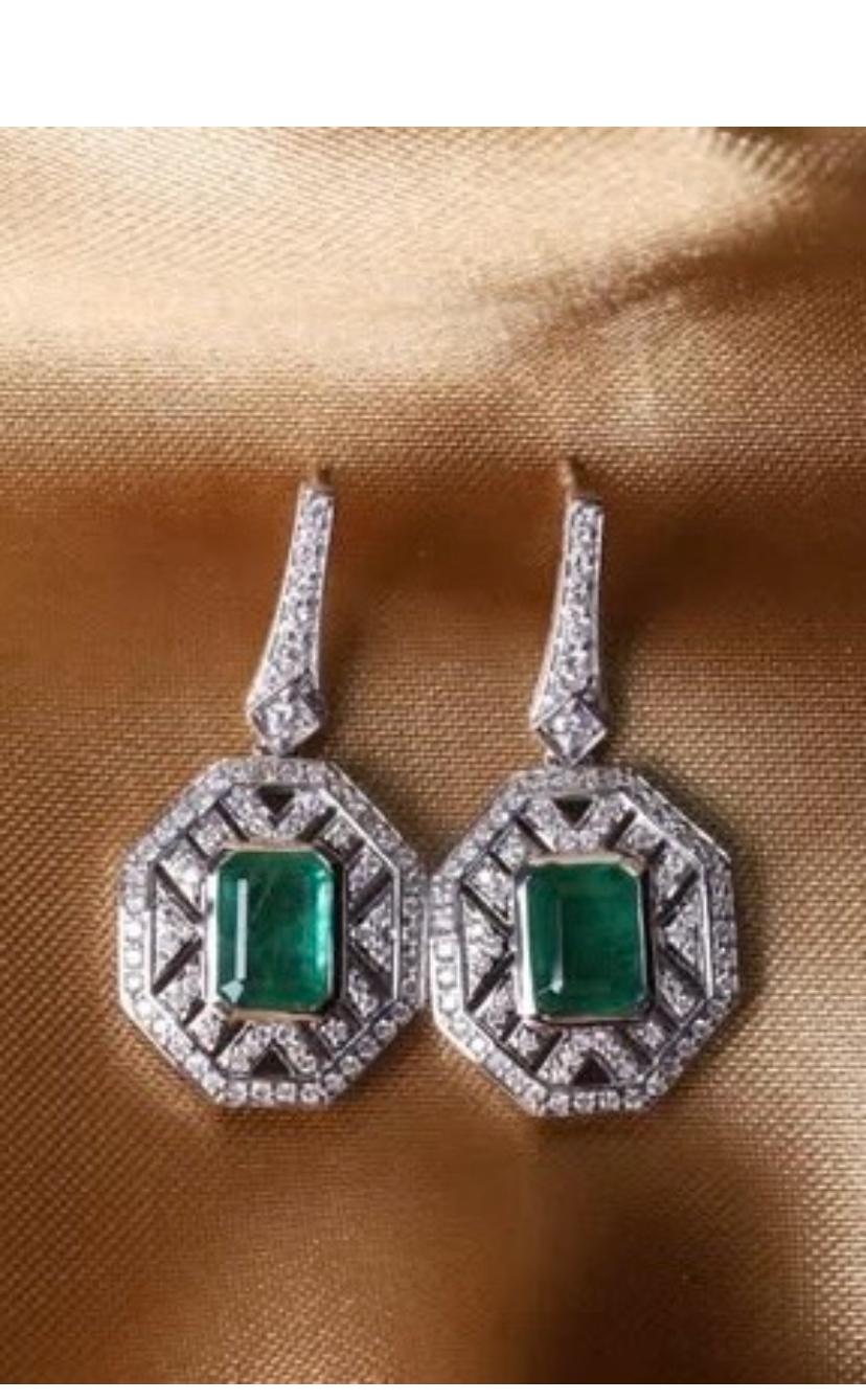 Ein exklusiver Ohrschmuck aus sambischen Smaragden und Diamanten in einem besonderen und raffinierten Design.
Erhöhen Sie Ihre zeitlose Schönheit und verleihen Sie Ihrem Look einen Hauch von Raffinesse.
Erhöhen Sie Ihre zeitlose Schönheit und