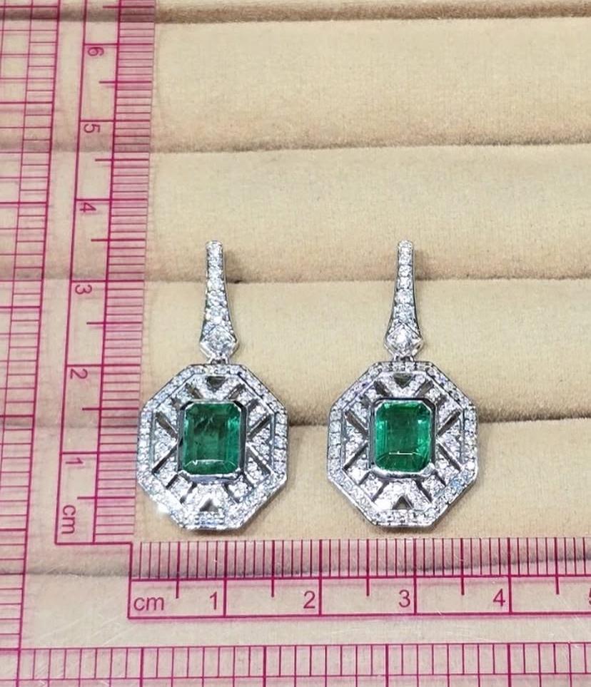 Boucles d'oreilles en or 18k certifiées AIG 3.30 Carats Zambian Emeralds Diamonds en vente 2