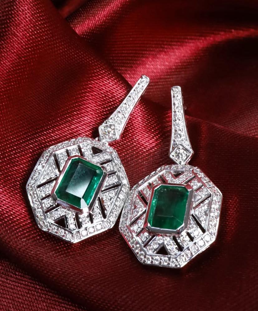 Boucles d'oreilles en or 18k certifiées AIG 3.30 Carats Zambian Emeralds Diamonds en vente 3