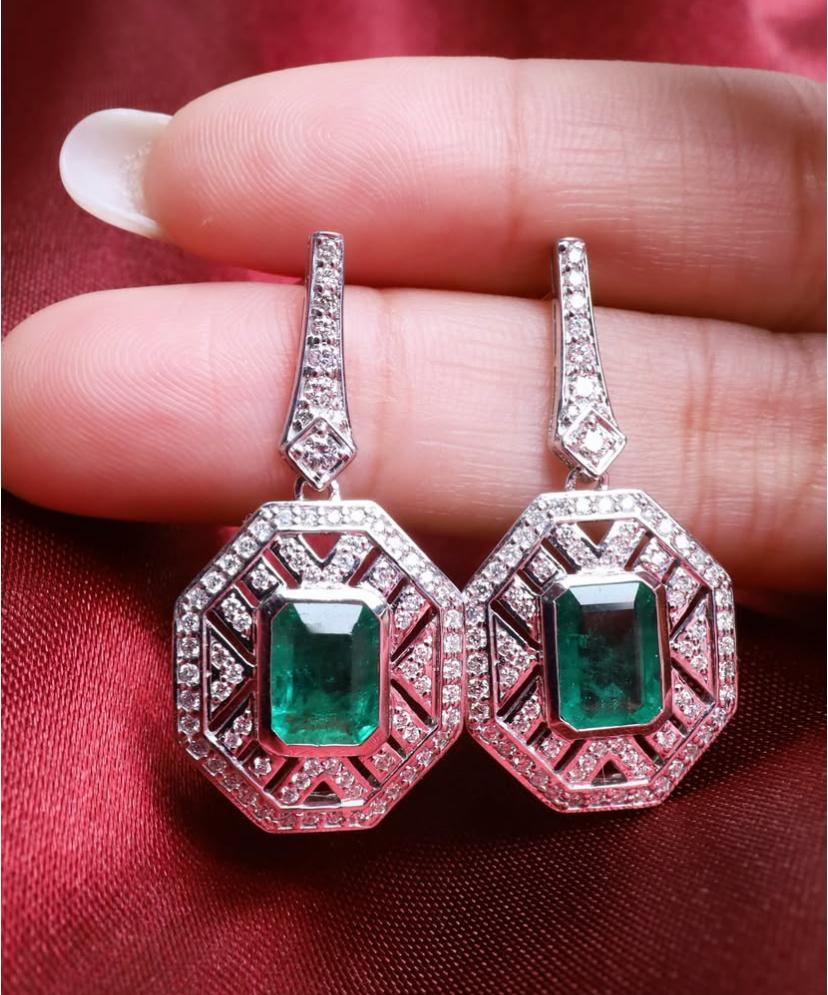 Boucles d'oreilles en or 18k certifiées AIG 3.30 Carats Zambian Emeralds Diamonds en vente 4