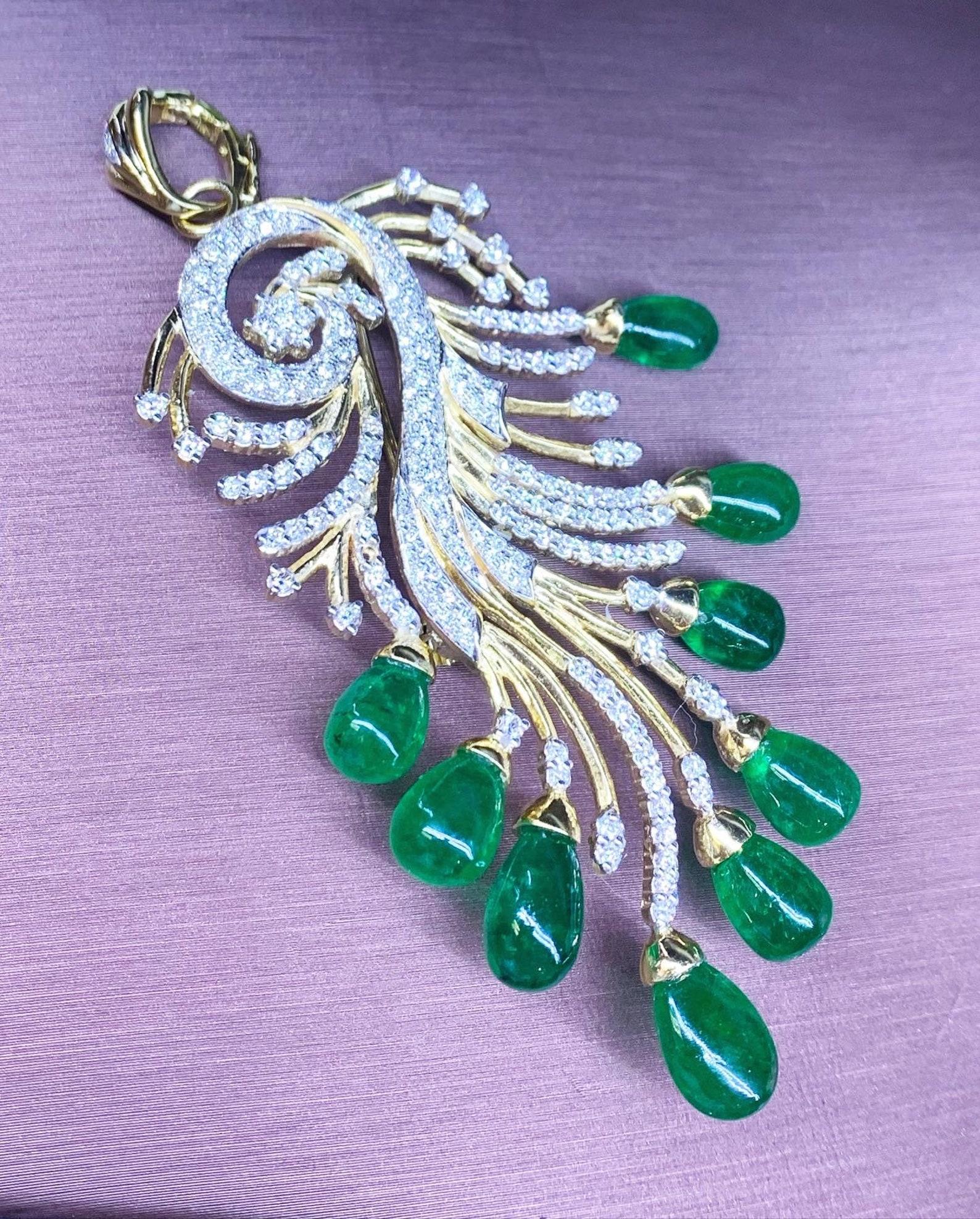 AIG Certified 33.00 Carats Zambian Emeralds 1.95 Ct Diamonds Gold Pendant/Brooch In New Condition For Sale In Massafra, IT
