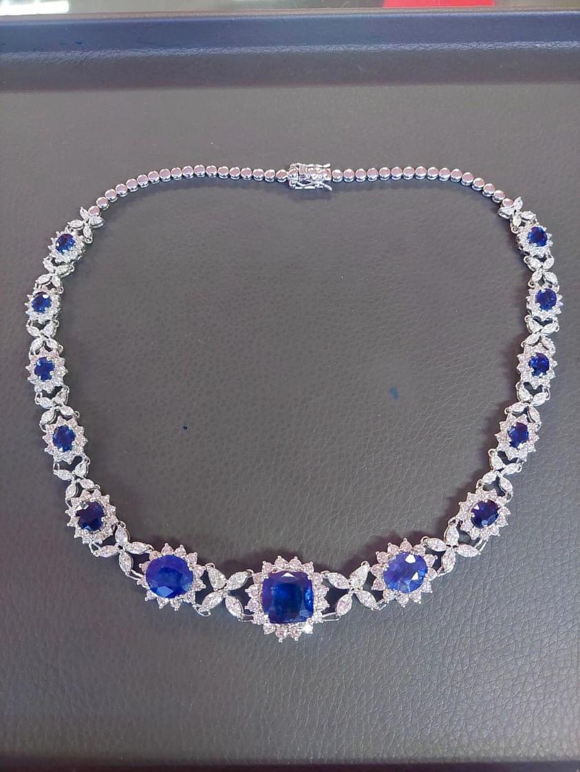 Saphirs bleus de Ceylan certifiés AIG 33,00 carats  14.00 Cts Diamants 18K  Collier en vente 4