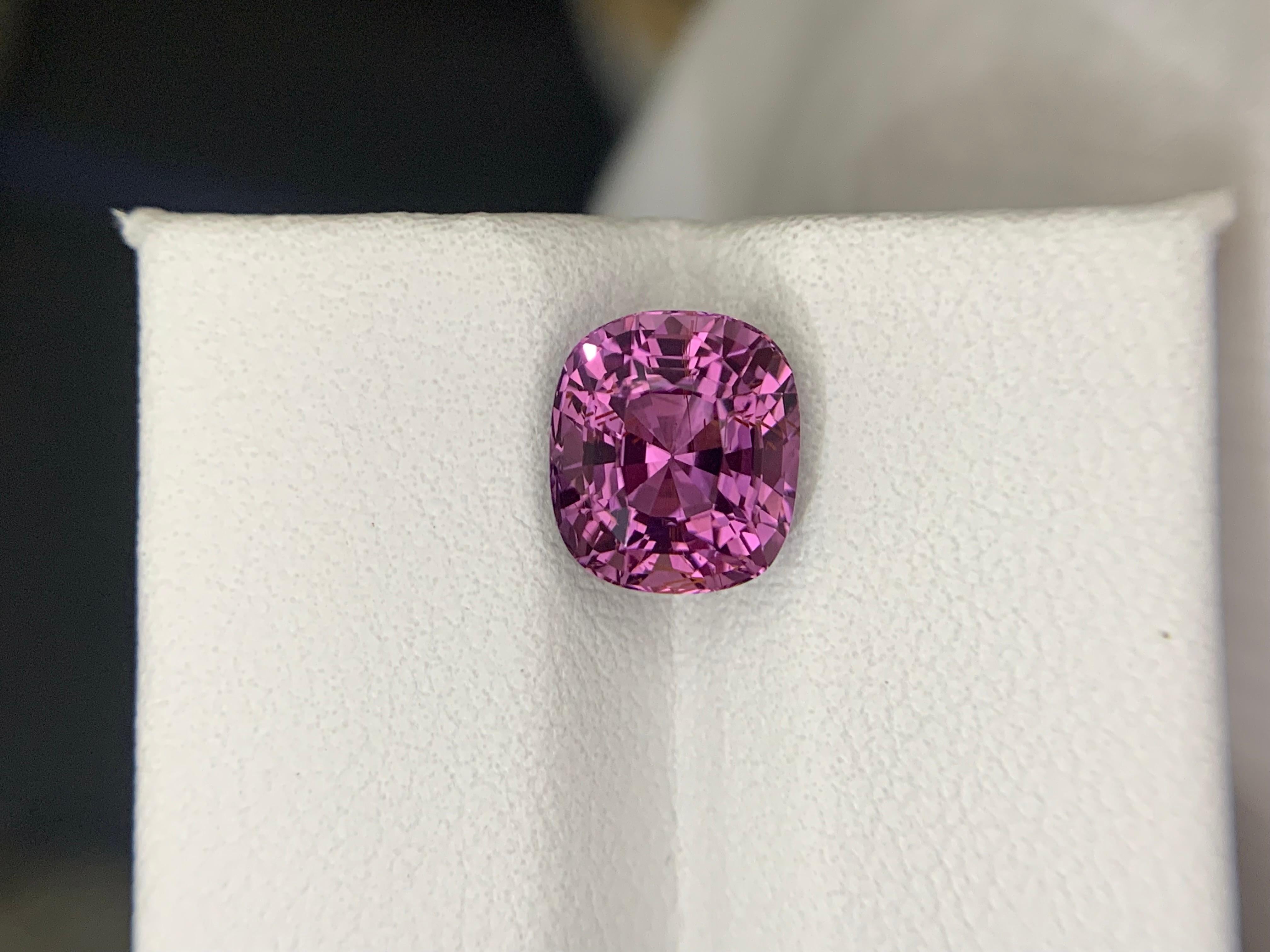 Gemma di forma a cuscino di spinello viola sciolto naturale certificata AIG da 3.33 carati in vendita 4