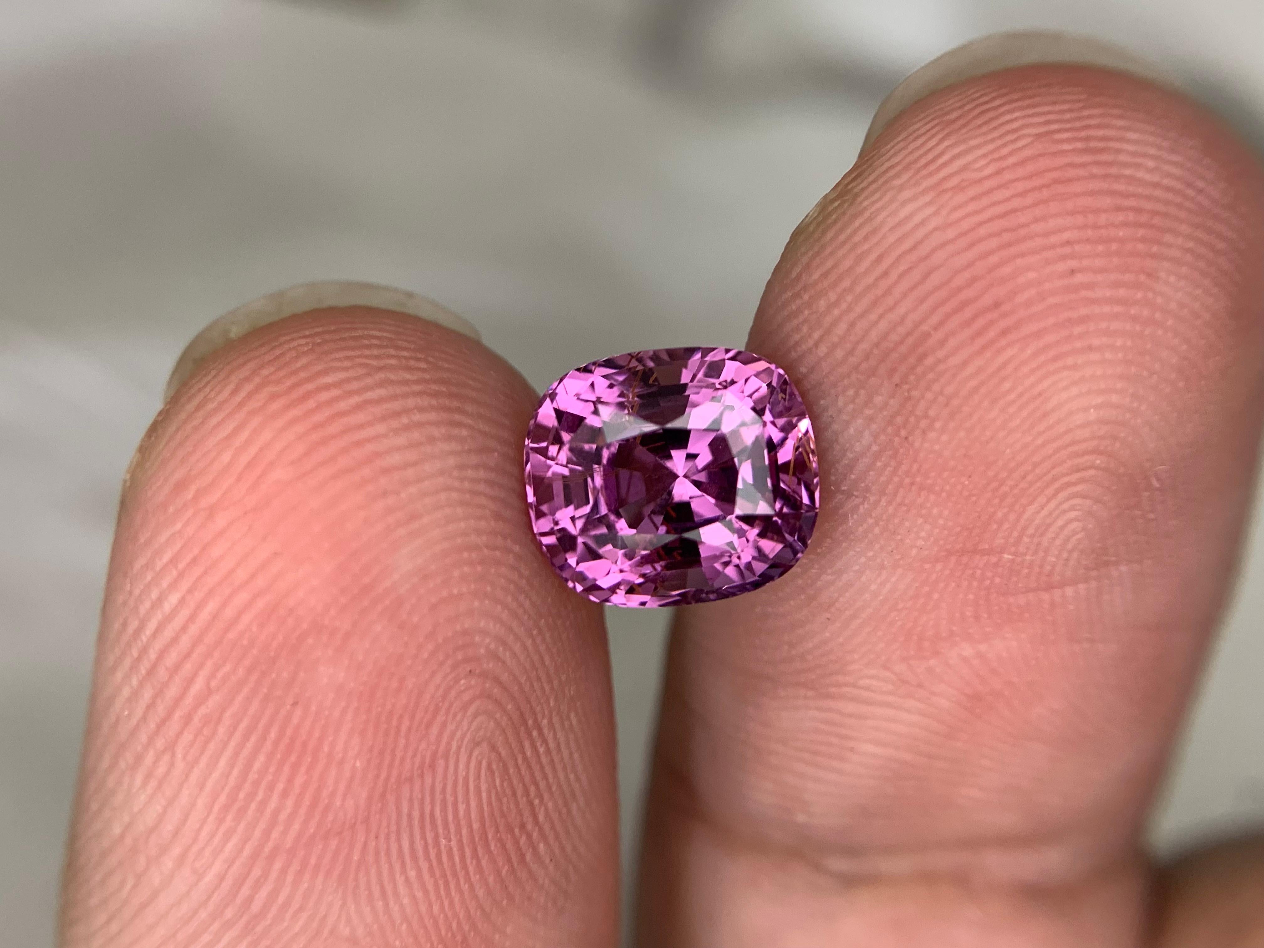 Gemma di forma a cuscino di spinello viola sciolto naturale certificata AIG da 3.33 carati in vendita 5