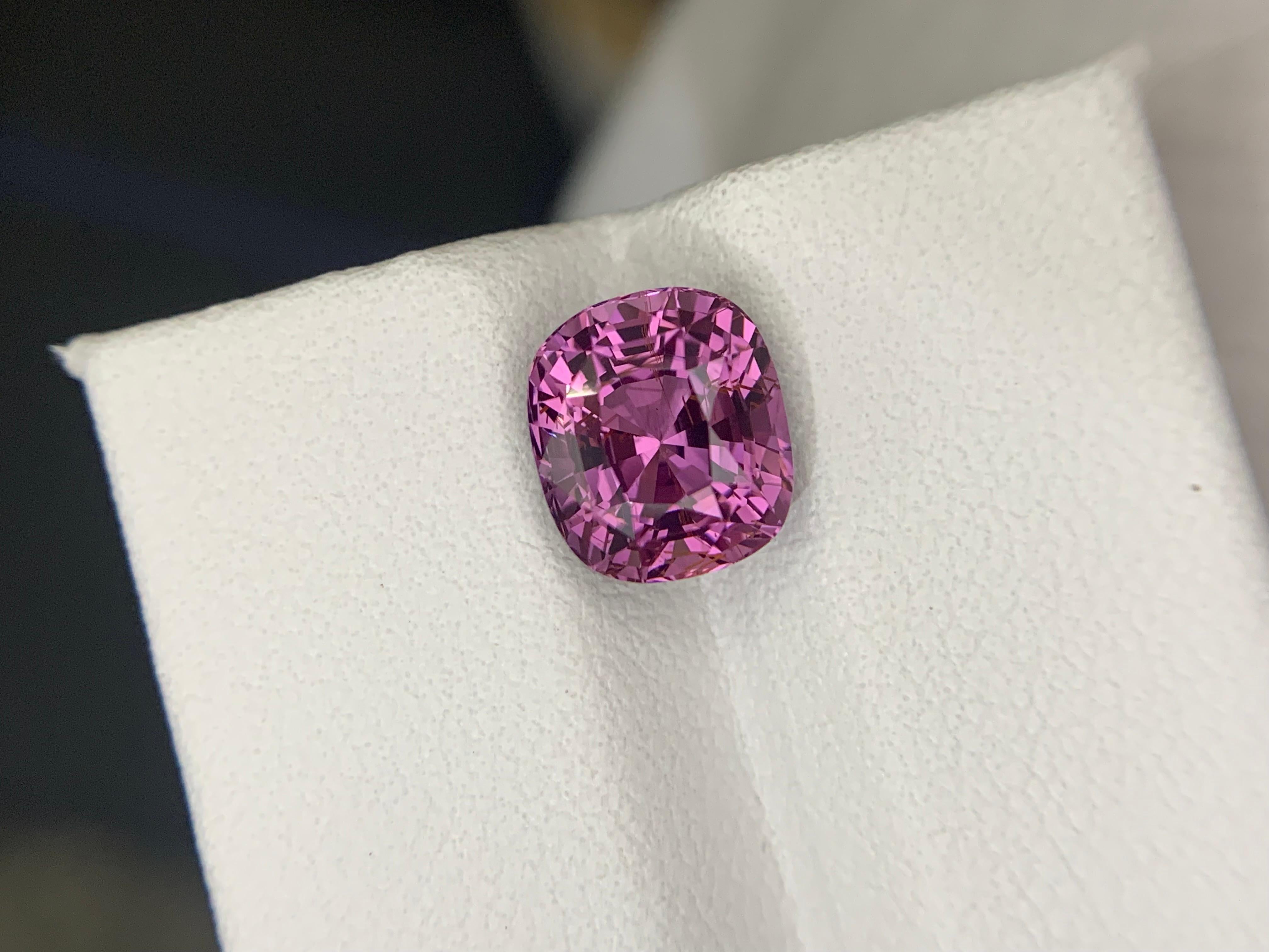 Gemma di forma a cuscino di spinello viola sciolto naturale certificata AIG da 3.33 carati in vendita 7