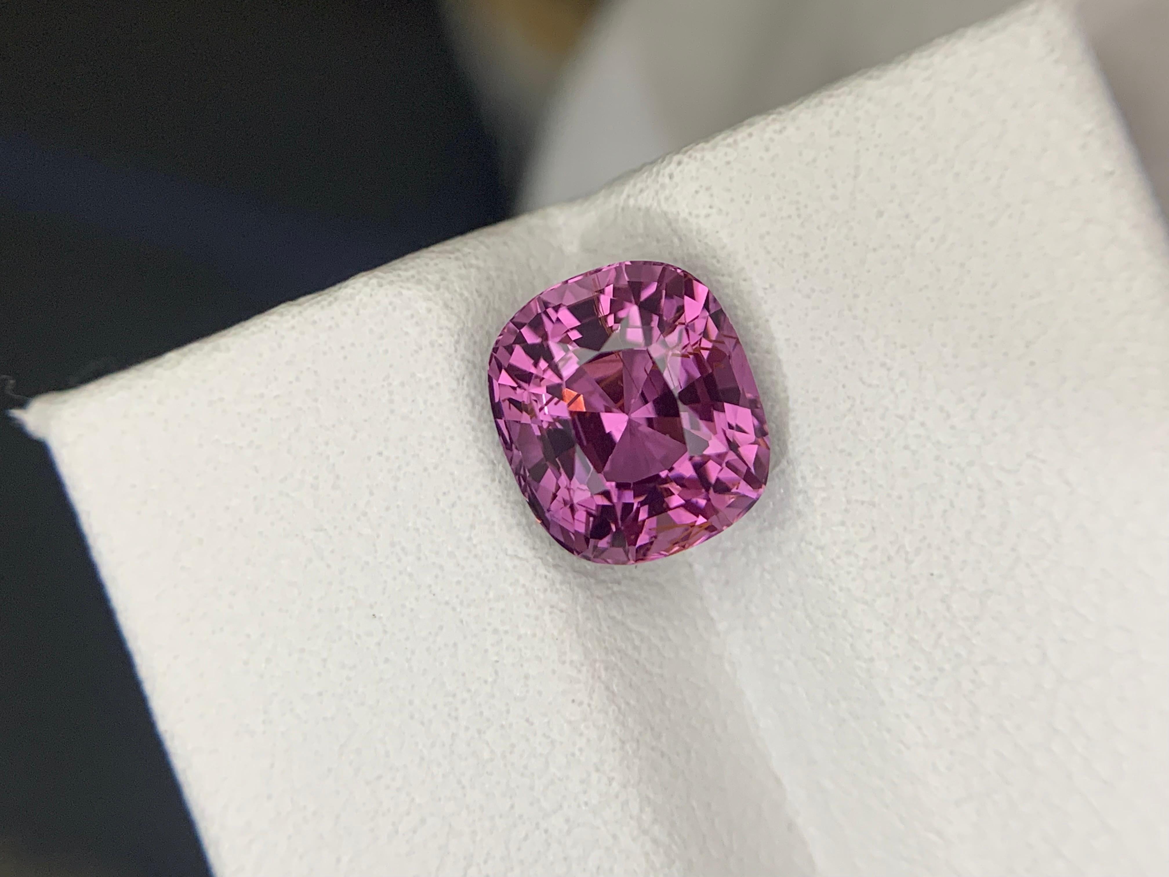 Arts and Crafts Gemma di forma a cuscino di spinello viola sciolto naturale certificata AIG da 3.33 carati in vendita