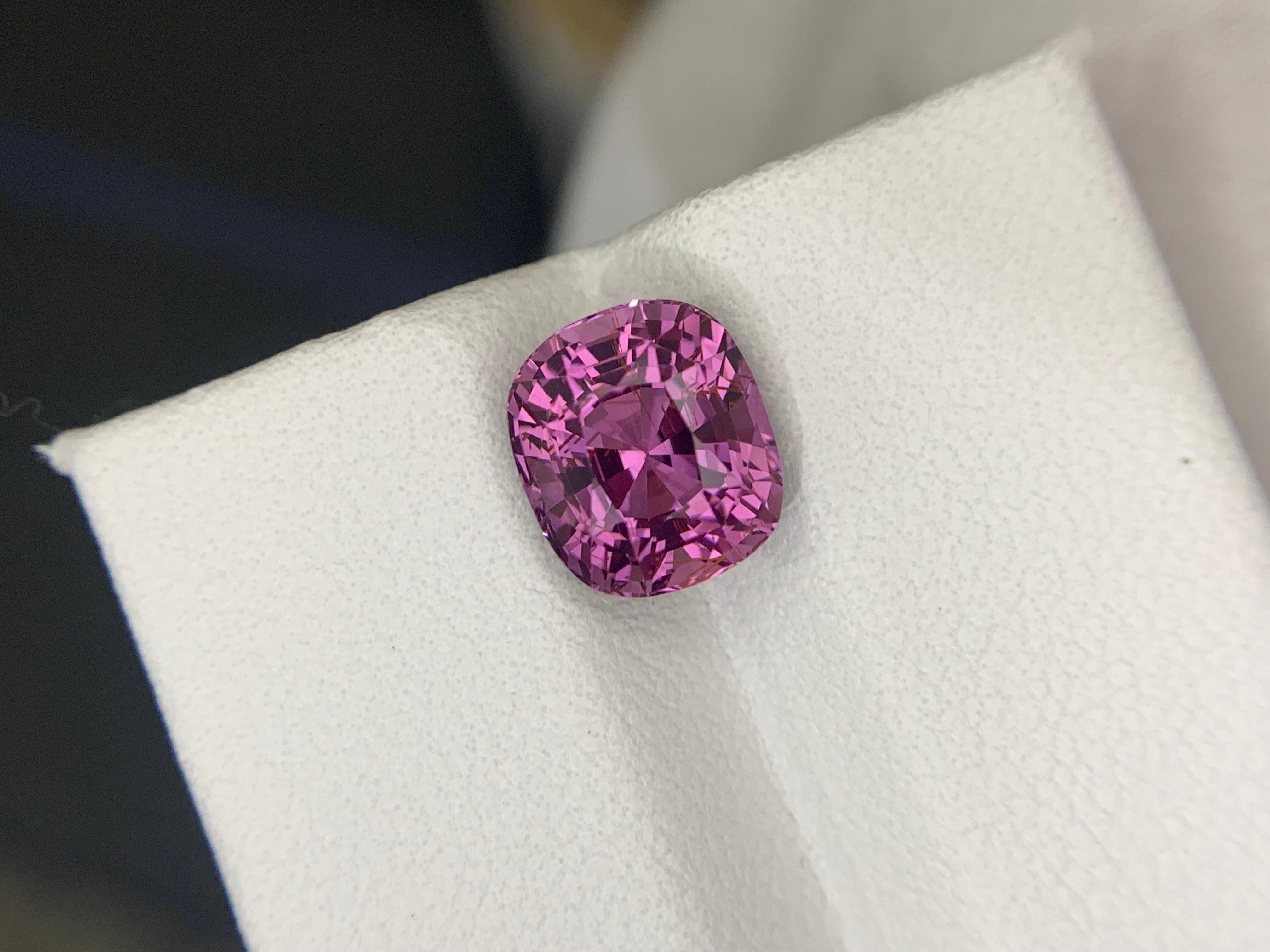 Taglio cuscino Gemma di forma a cuscino di spinello viola sciolto naturale certificata AIG da 3.33 carati in vendita