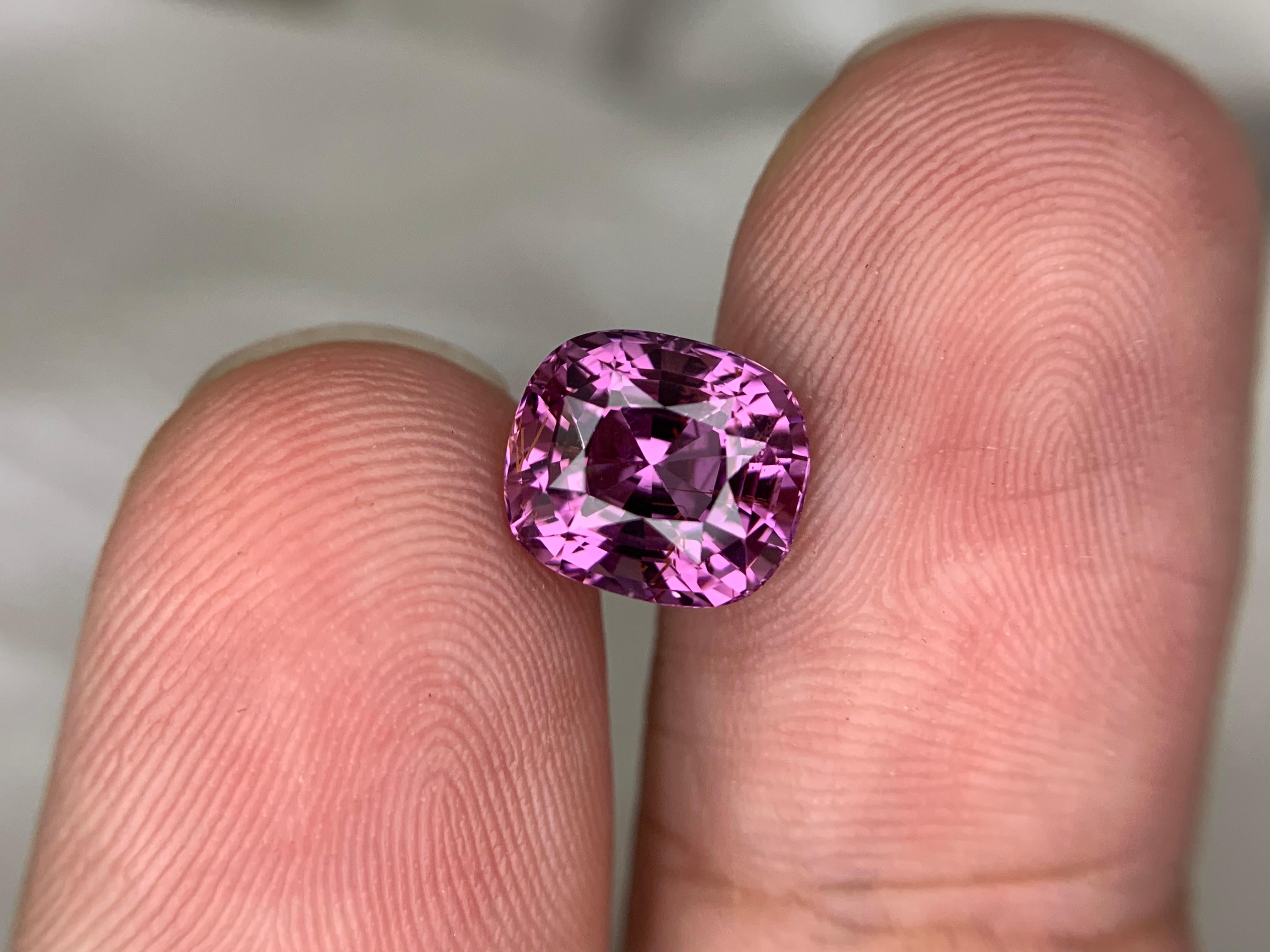 Gemma di forma a cuscino di spinello viola sciolto naturale certificata AIG da 3.33 carati In condizioni Nuovo in vendita a Peshawar, PK