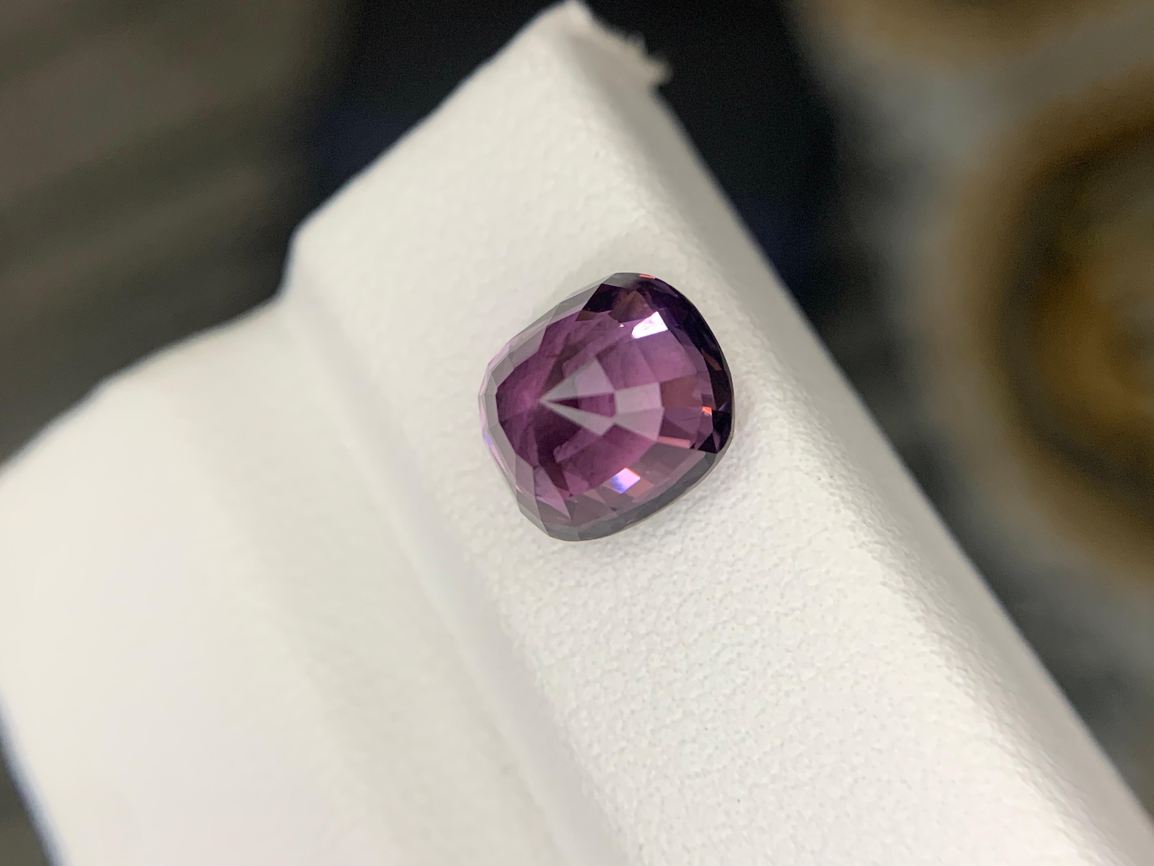 da uomo o donna Gemma di forma a cuscino di spinello viola sciolto naturale certificata AIG da 3.33 carati in vendita