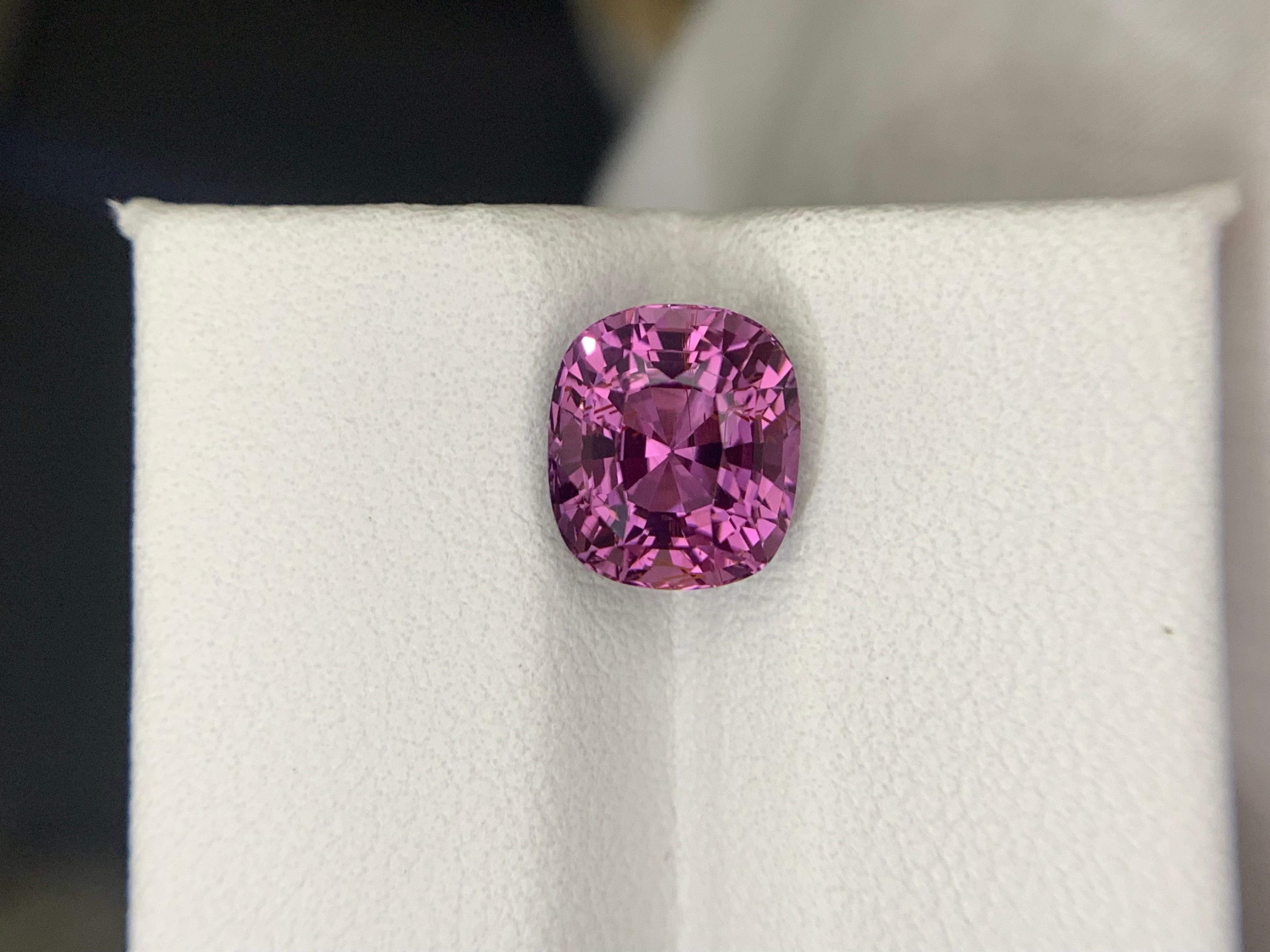 Gemma di forma a cuscino di spinello viola sciolto naturale certificata AIG da 3.33 carati in vendita 1