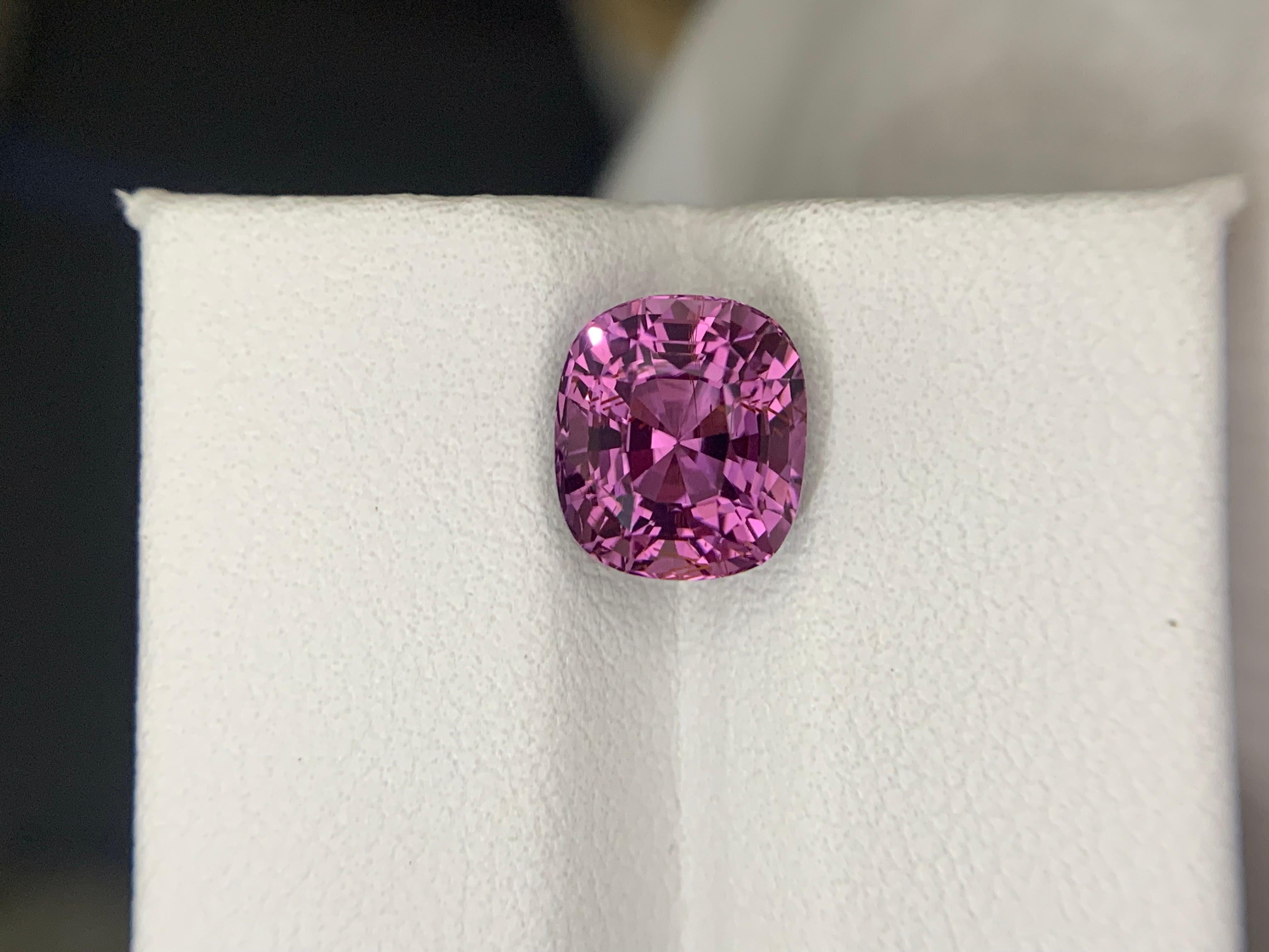 Gemma di forma a cuscino di spinello viola sciolto naturale certificata AIG da 3.33 carati in vendita 2