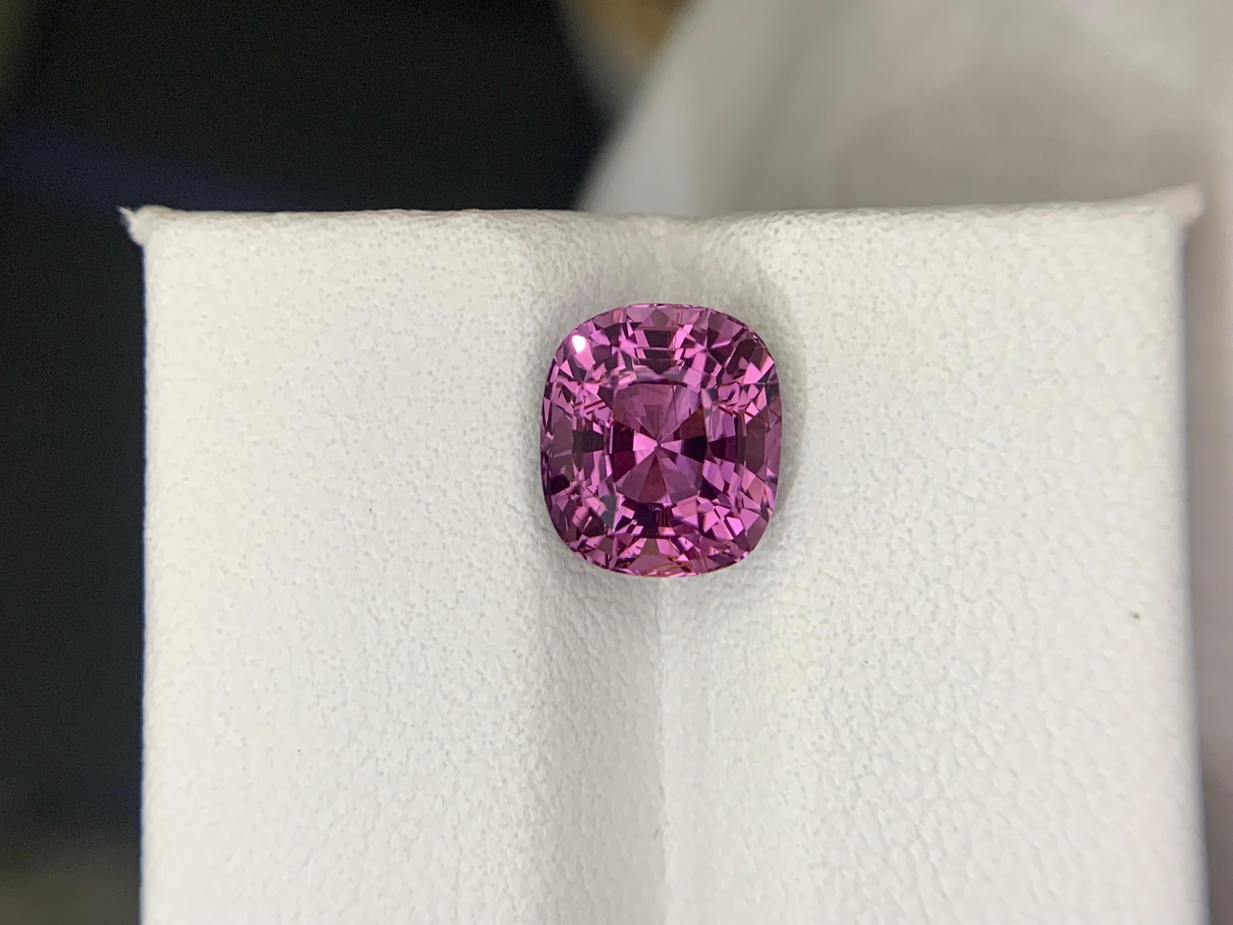 Gemma di forma a cuscino di spinello viola sciolto naturale certificata AIG da 3.33 carati in vendita 3