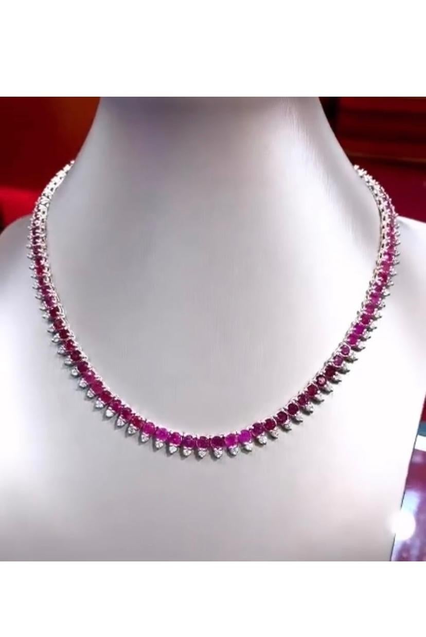 Eine raffinierte Halskette aus Rubinen und Diamanten, die in sorgfältiger Handarbeit zu einem atemberaubenden Schmuckstück verarbeitet wurde.
Die sorgfältige Aufmerksamkeit zum Detail und Präzision, schaffen eine große Erfahrung des
