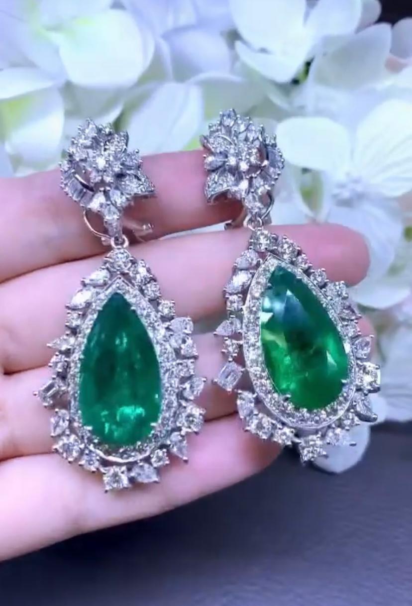 AIG Certified 33.70 Carats Zambia Emeralds   14.12 Ct Diamonds 18K Gold Earrings In New Condition For Sale In Massafra, IT