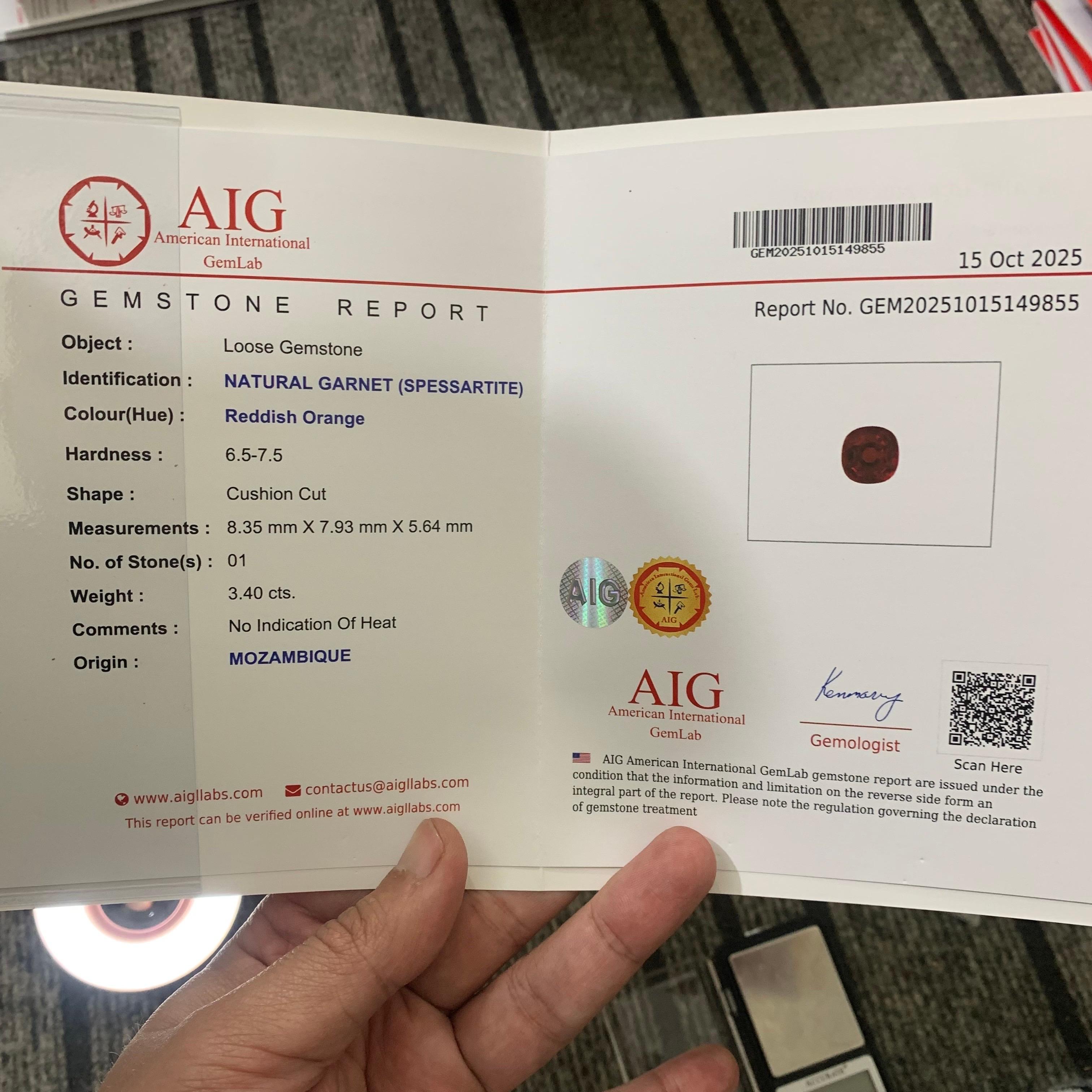 Gemma di granato spessartite sciolto naturale certificato AIG da 3,40 carati proveniente dal Mozambico in vendita 5