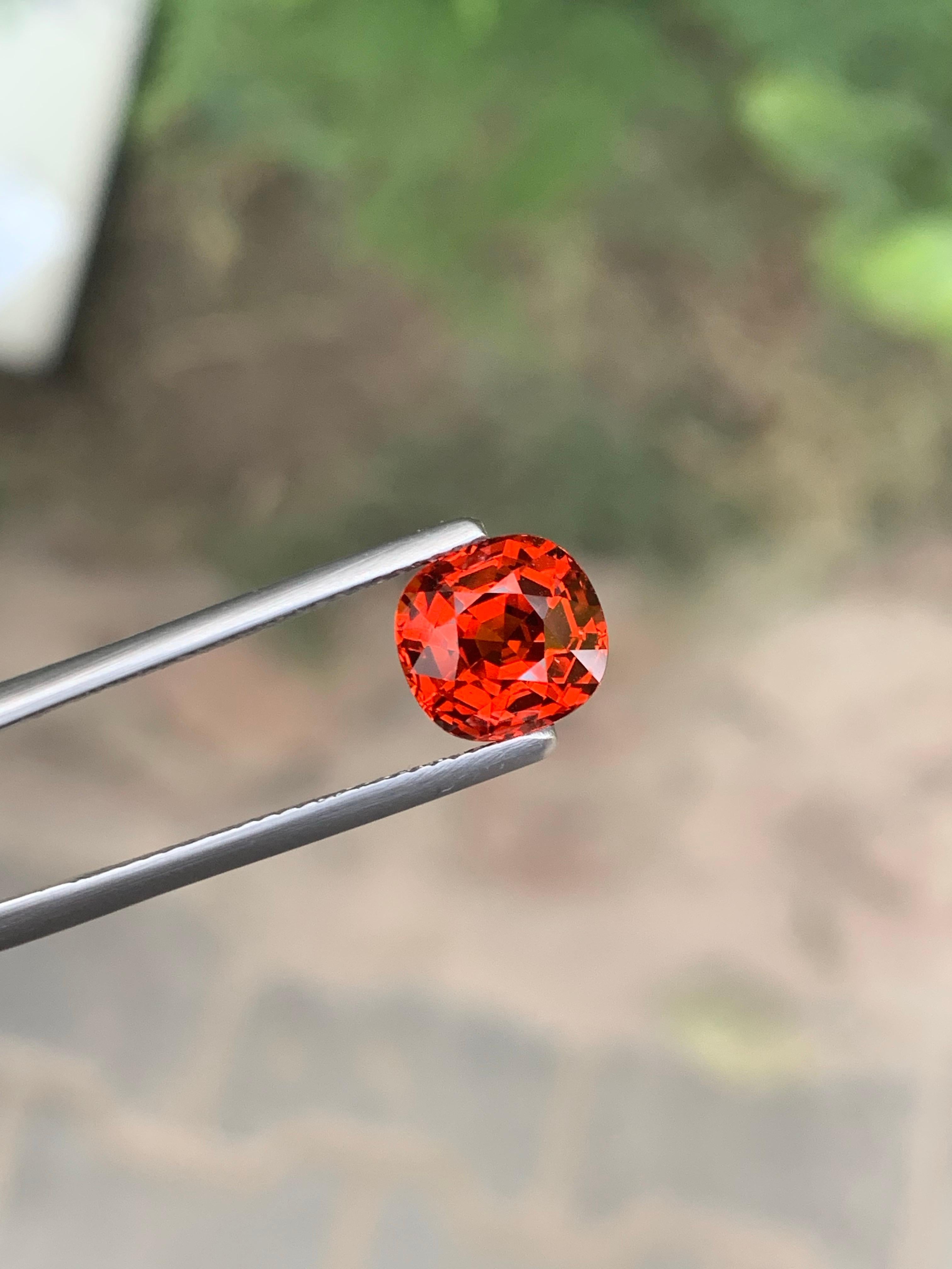 Taglio cuscino Gemma di granato spessartite sciolto naturale certificato AIG da 3,40 carati proveniente dal Mozambico in vendita