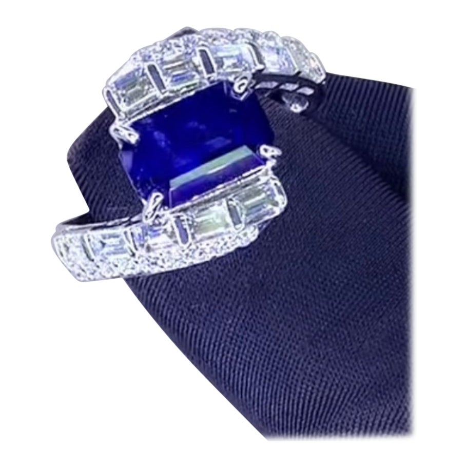 Ein exquisiter Ring mit Ceylon-Saphiren und Diamanten, in bezauberndem Design, so besonders und raffiniert im Stil.
Erhöhen Sie Ihre zeitlose Schönheit und verleihen Sie Ihrem Look einen Hauch von Farbe und Raffinesse.
Atemberaubender Ring aus 18