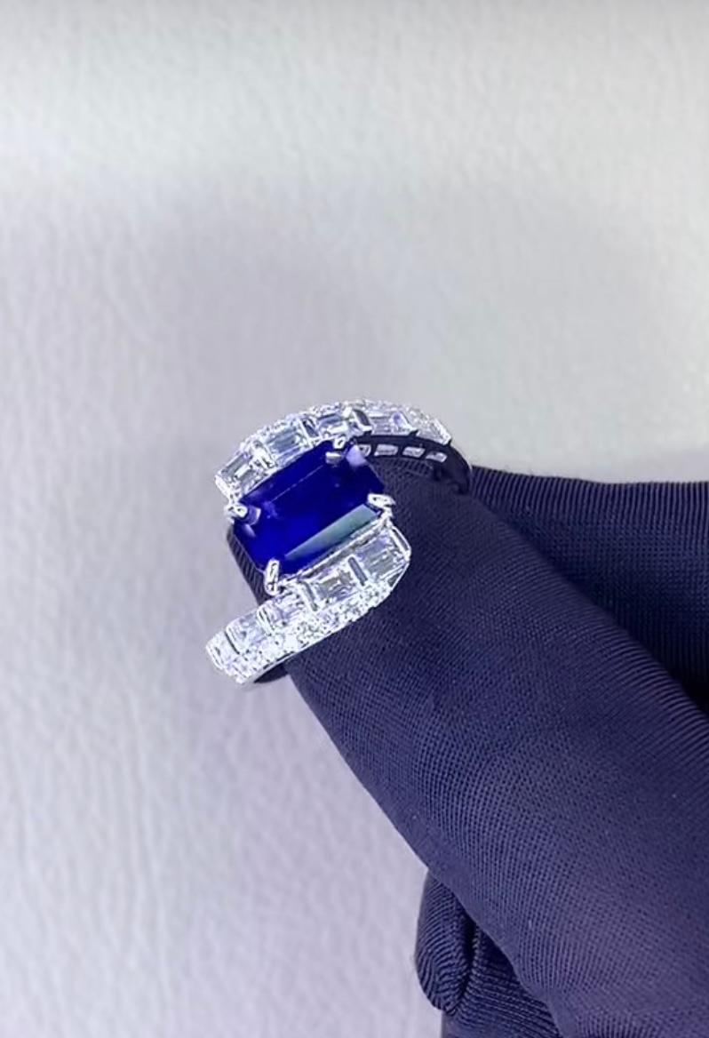 18 Karat Goldring mit AIG-zertifiziertem 3,45 Karat Ceylon-Saphir und 1,50 Karat Diamanten (Gemischter Schliff) im Angebot