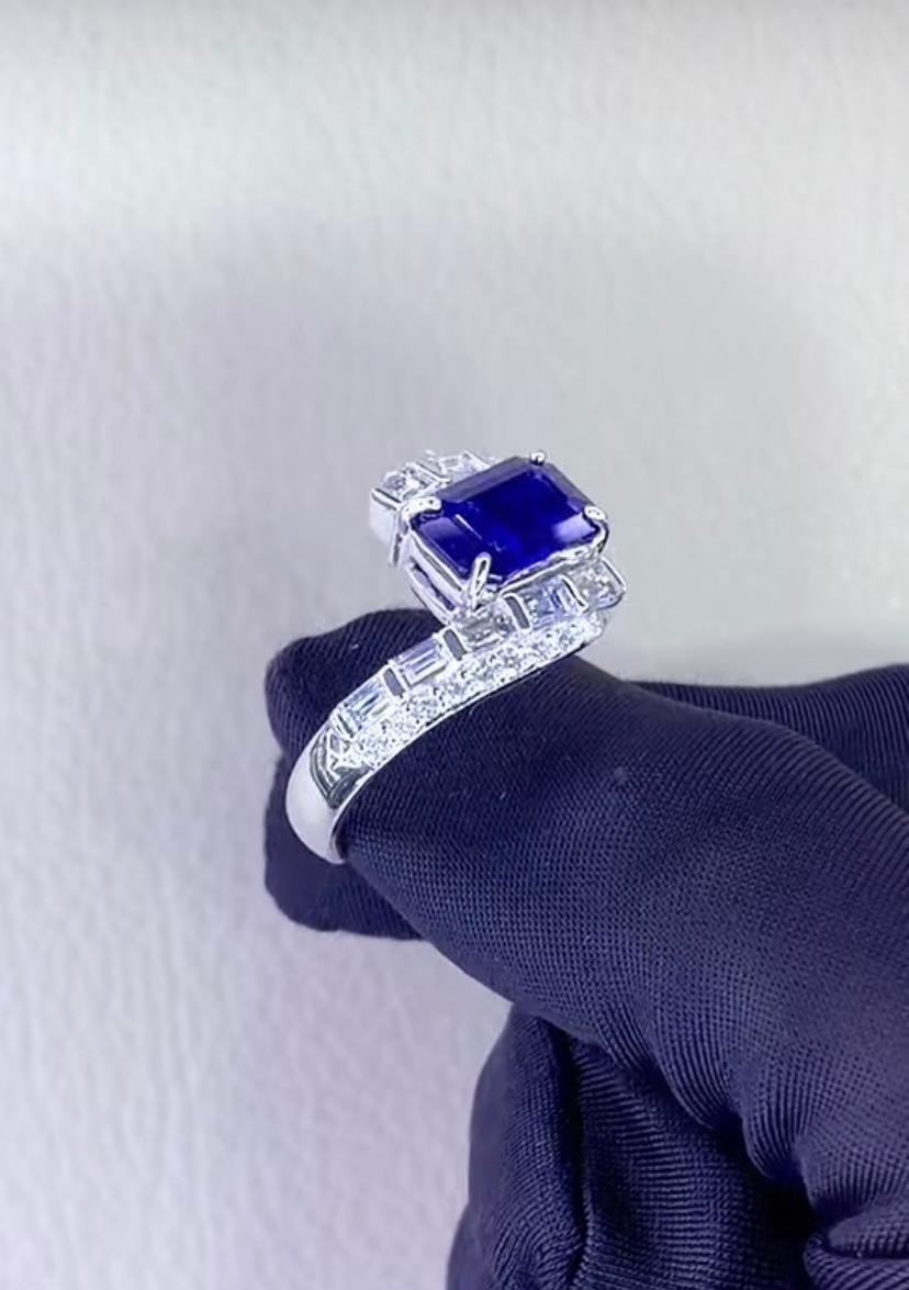 18 Karat Goldring mit AIG-zertifiziertem 3,45 Karat Ceylon-Saphir und 1,50 Karat Diamanten im Zustand „Neu“ im Angebot in Massafra, IT