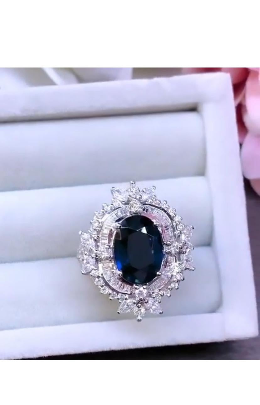 Opulente combinaison de saphirs bleus royaux et de diamants blancs.
Obsédée par les bijoux d'art floral, je ne peux plus bouger les yeux.
L'artisanat est irréprochable, l'attention portée aux détails, le soin apporté à toutes les particularités et