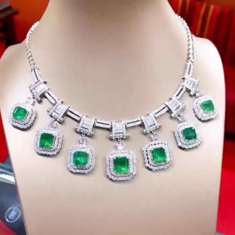 An exquisite necklace in Art Deco design, a very impressive piece , refined, elegant style, perfect for glamour ladies, by Italian jewelry designer.
Necklace come in 18K gold with 7 pieces of Natural Zambian Emeralds, in perfect emerald cut, extra