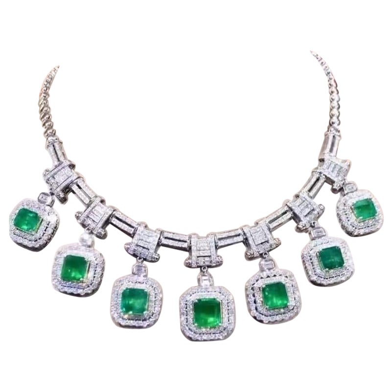 Esmeraldas de Zambia certificadas AIG de 34.60 quilates  Collar de oro de 18 quilates con diamantes de 15,80 quilates
