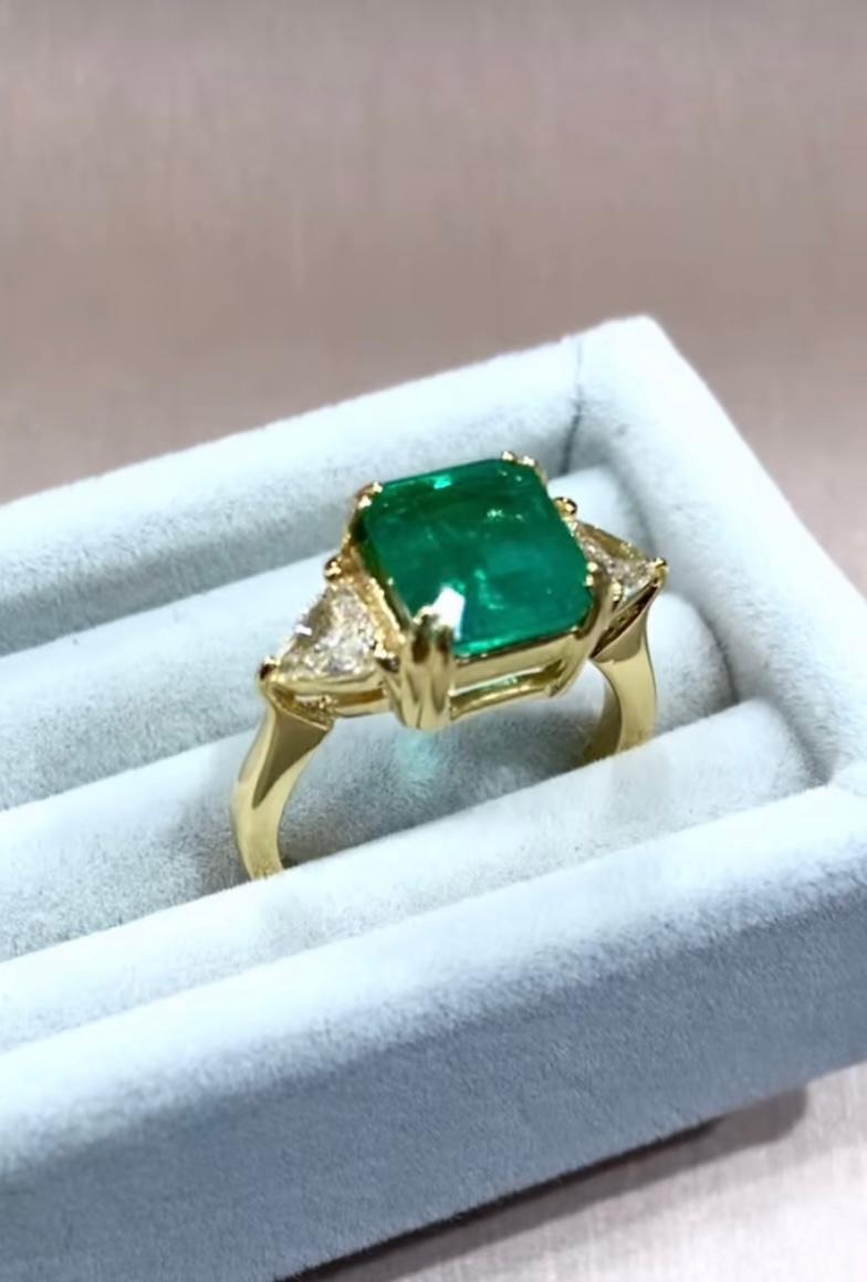 AIG Certified 3.49 Carat Zambian Emerald Diamonds 18K Gold Ring In New Condition For Sale In Massafra, IT