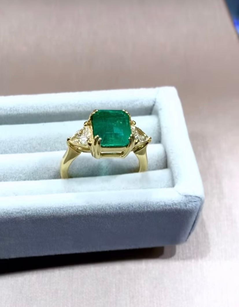 Women's or Men's AIG Certified 3.49 Carat Zambian Emerald Diamonds 18K Gold Ring For Sale