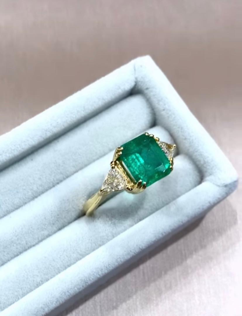 AIG Certified 3.49 Carat Zambian Emerald Diamonds 18K Gold Ring For Sale 2
