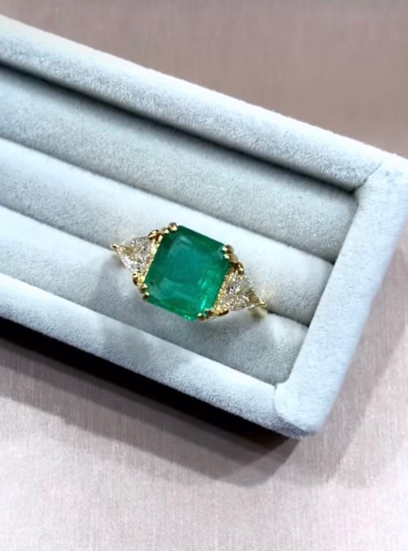 AIG Certified 3.49 Carat Zambian Emerald Diamonds 18K Gold Ring For Sale 4