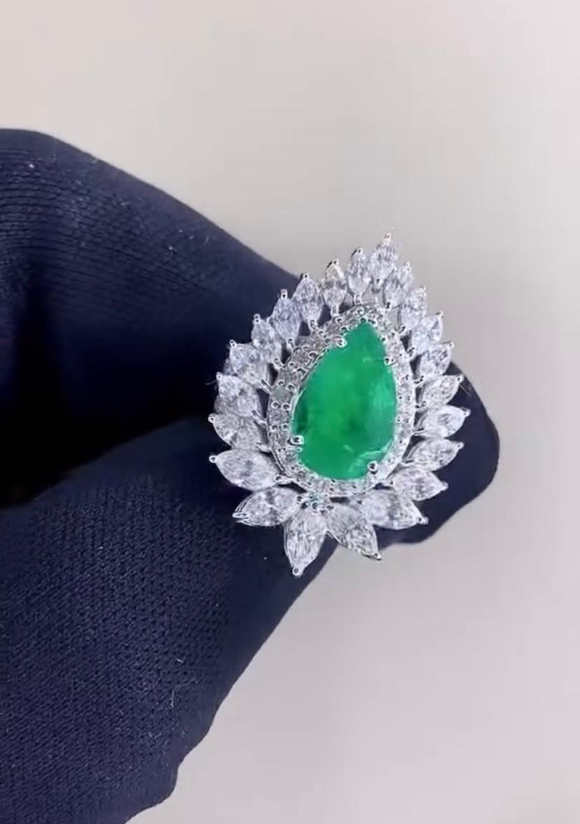 Découvrez le savoir-faire exquis de cette nouvelle bague dans notre vidéo détaillée. Chaque spot est méticuleusement conçu et le niveau de sophistication est inégalé.
Plongez dans les détails complexes et appréciez la finesse artistique qui entre