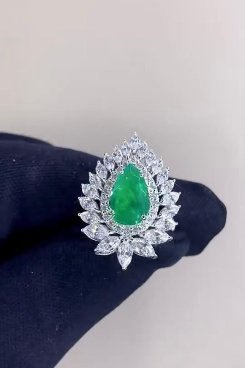 Taille poire Bague en or 18 carats avec diamants de 3,49 carats et émeraude de Colombie de 2,80 carats certifiée AIG en vente