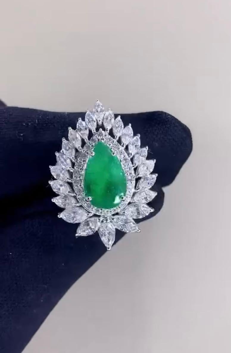 Bague en or 18 carats avec diamants de 3,49 carats et émeraude de Colombie de 2,80 carats certifiée AIG en vente 2