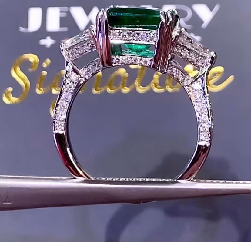 Taille octogone AIG Certified 3.49 Ct Zambia Emerald Diamonds 1.32 Ct 18K Gold Ring  en vente