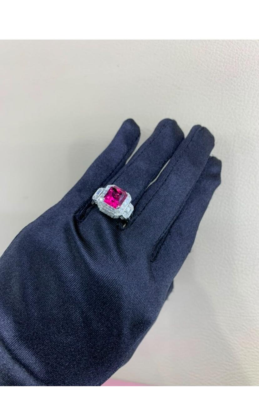 18 Karat Goldring, AIG-zertifizierter 3,50 Karat Rubellit Turmalin Diamanten (Gemischter Schliff) im Angebot