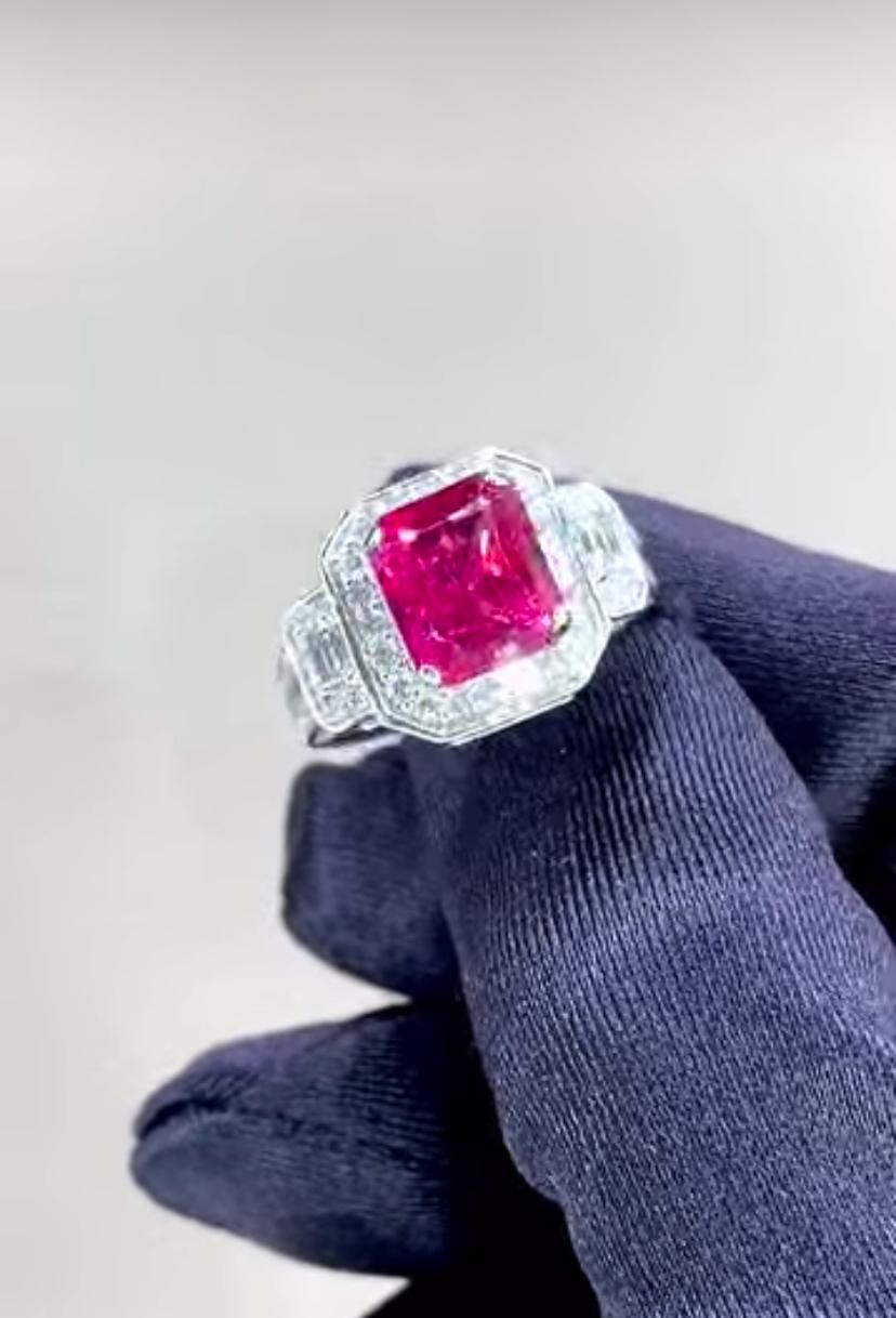 18 Karat Goldring, AIG-zertifizierter 3,50 Karat Rubellit Turmalin Diamanten im Angebot 3