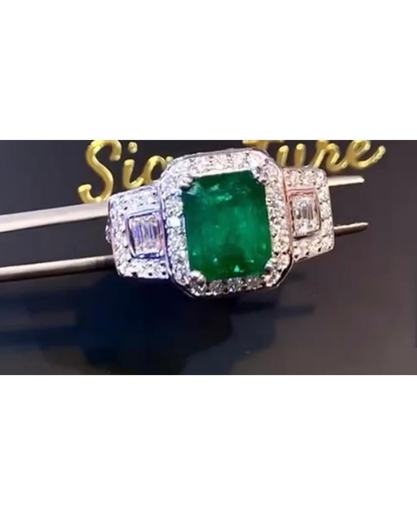 Art Deco AIG Certified 3.50 Ct Zambia Emerald  Diamonds 18k Gold Cocktail Ring For Sale